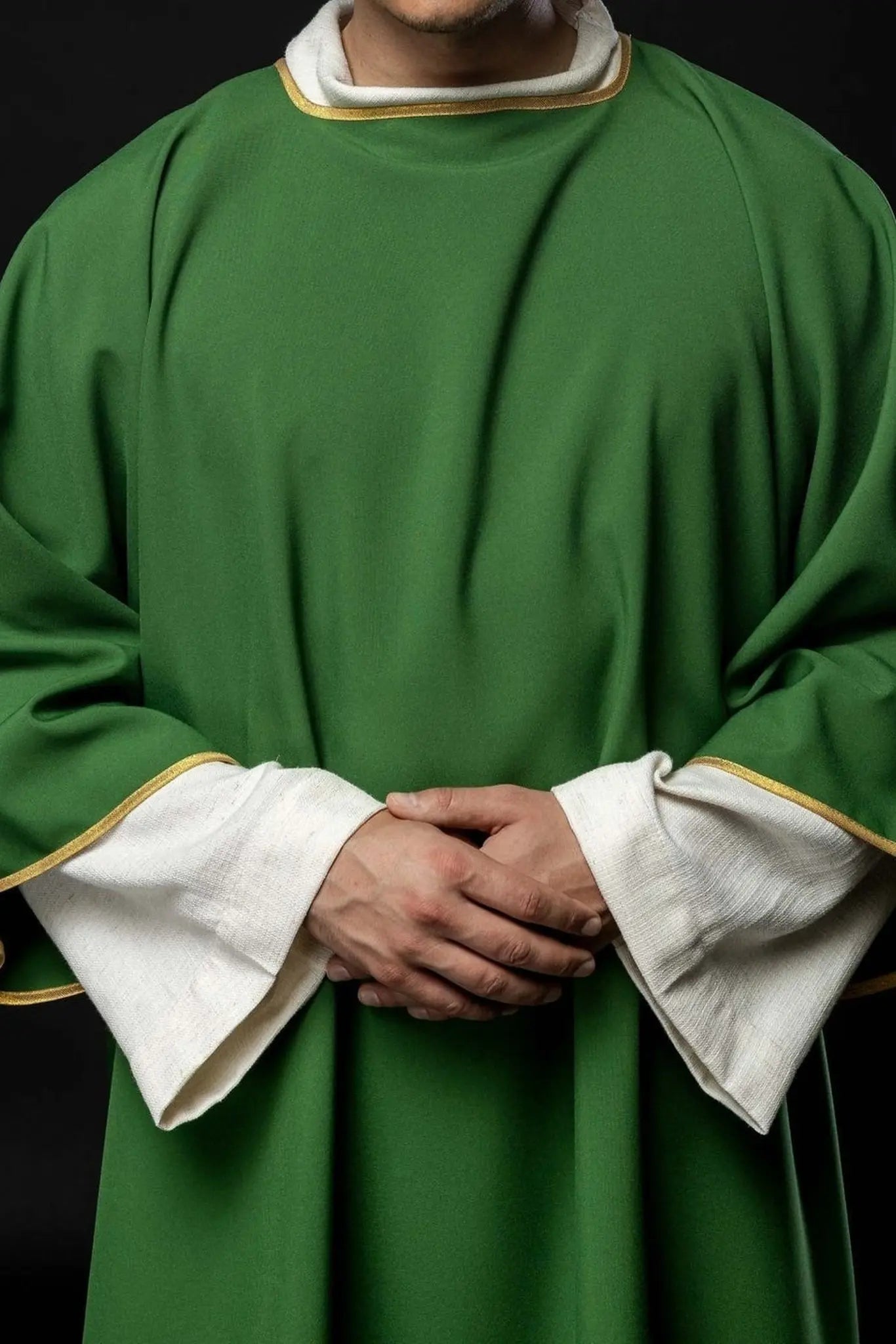Dalmatique verte unie avec bordure dorée