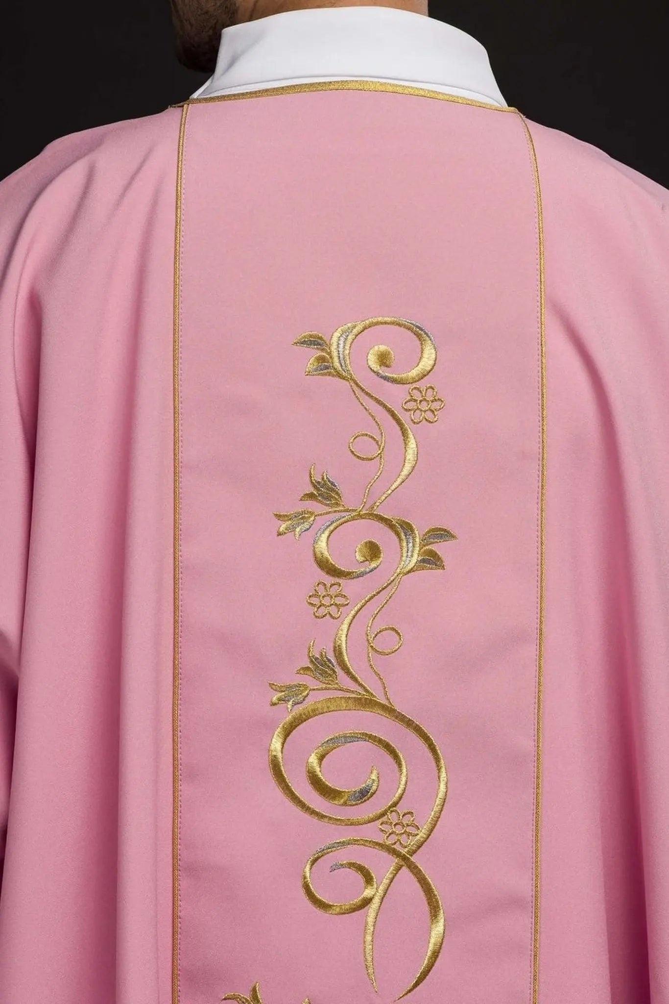 Dalmatique rose avec bande brodée IHS