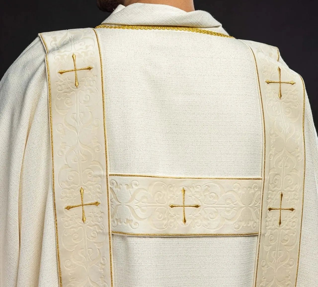Dalmatique écrue avec bandes en velours et croix brodées en or