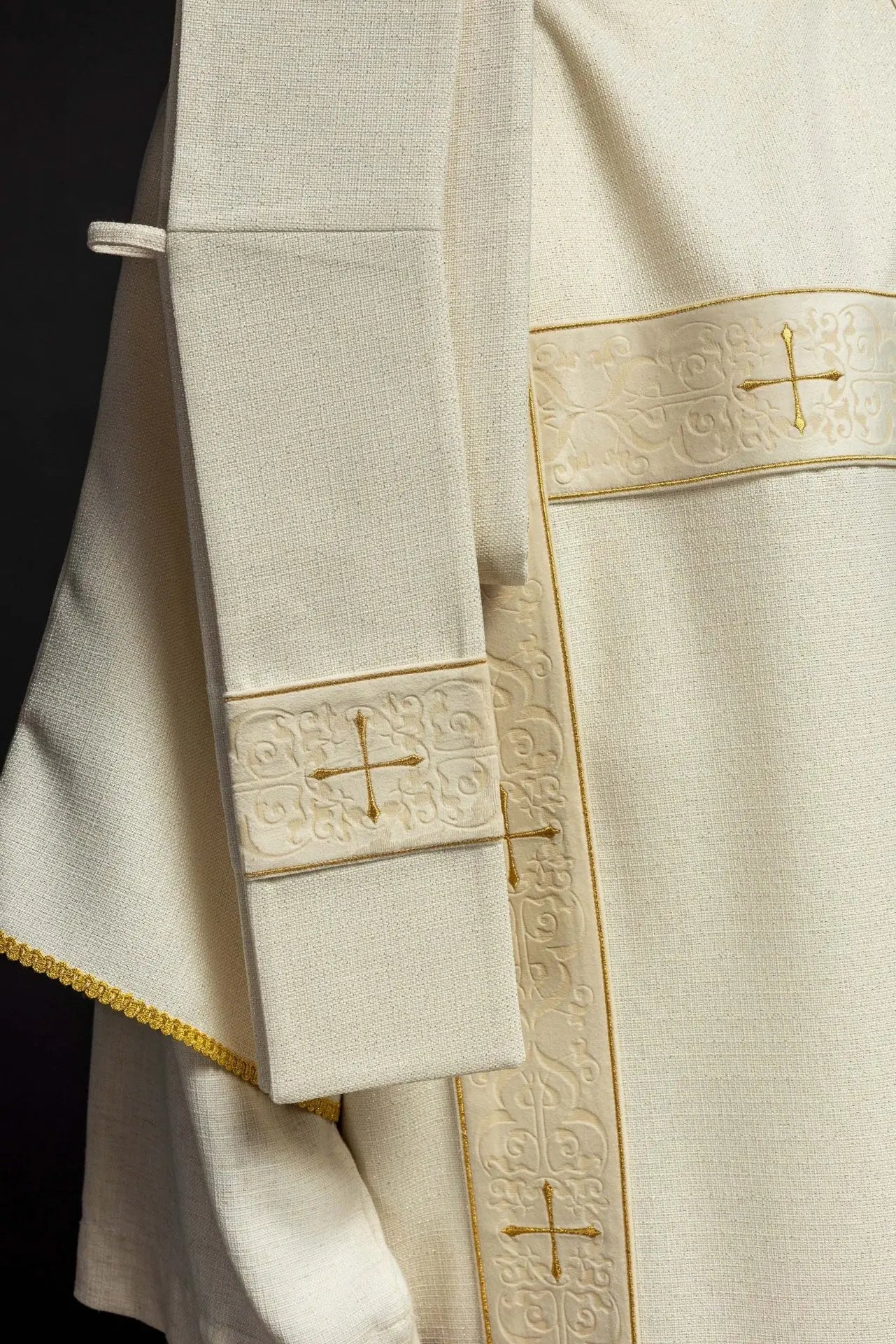 Dalmatique écrue avec bandes en velours et croix brodées en or