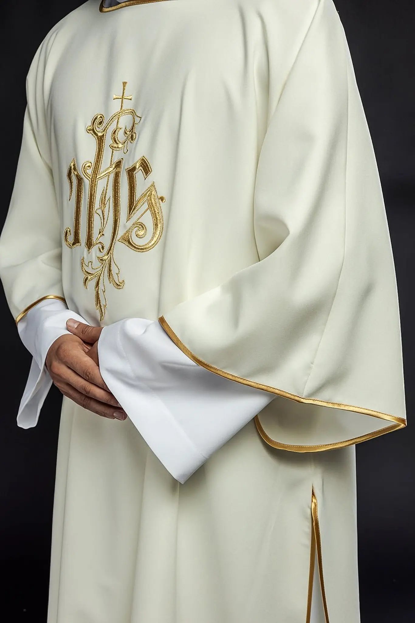 Dalmatics avec broderie IHS en écru