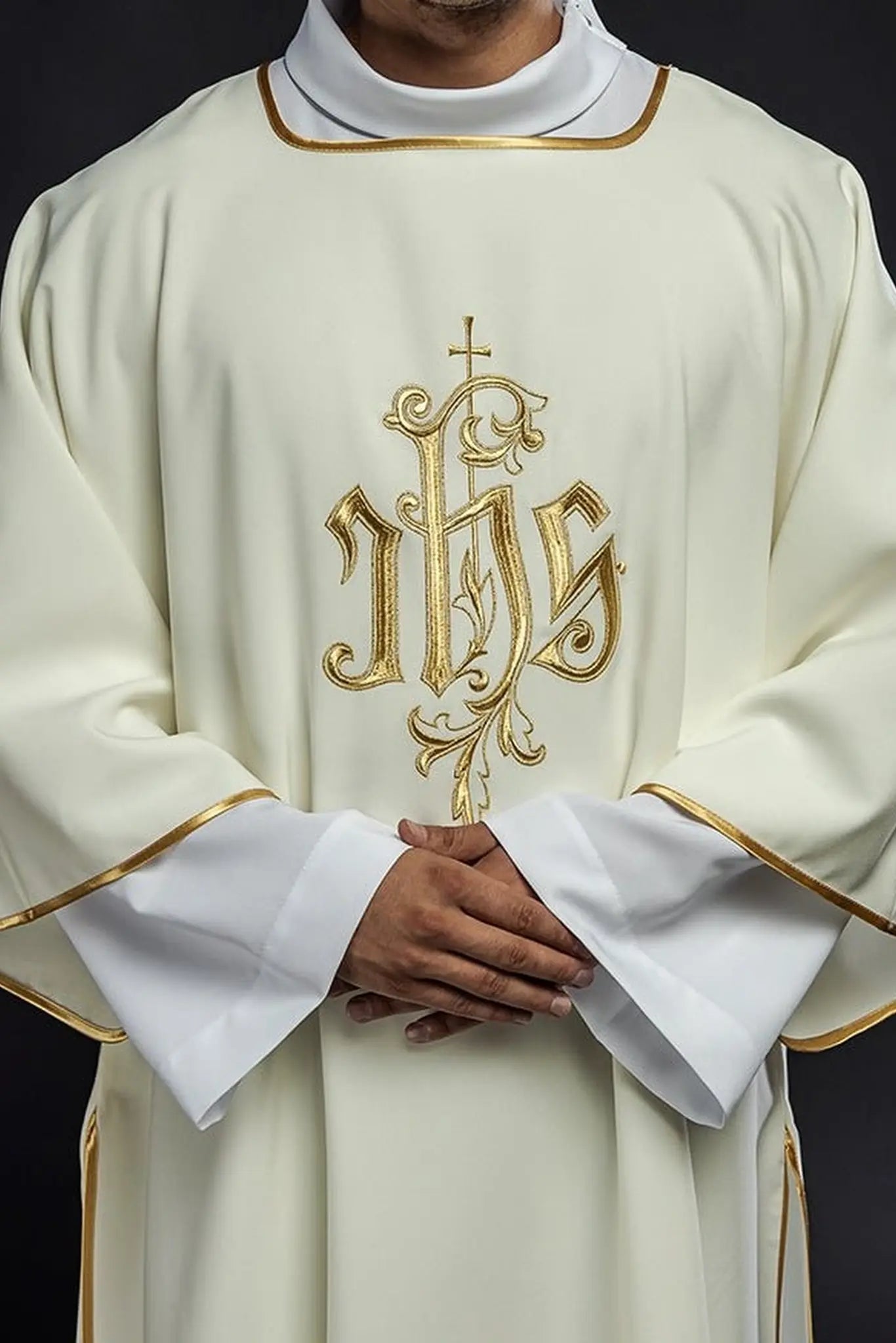 Dalmatics avec broderie IHS en écru