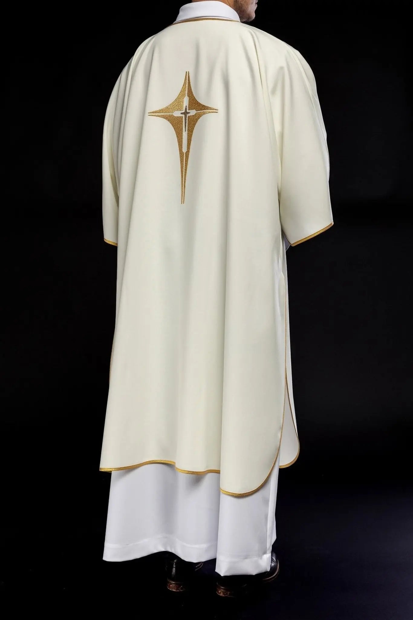 Dalmatique avec croix dorée brodée en écru