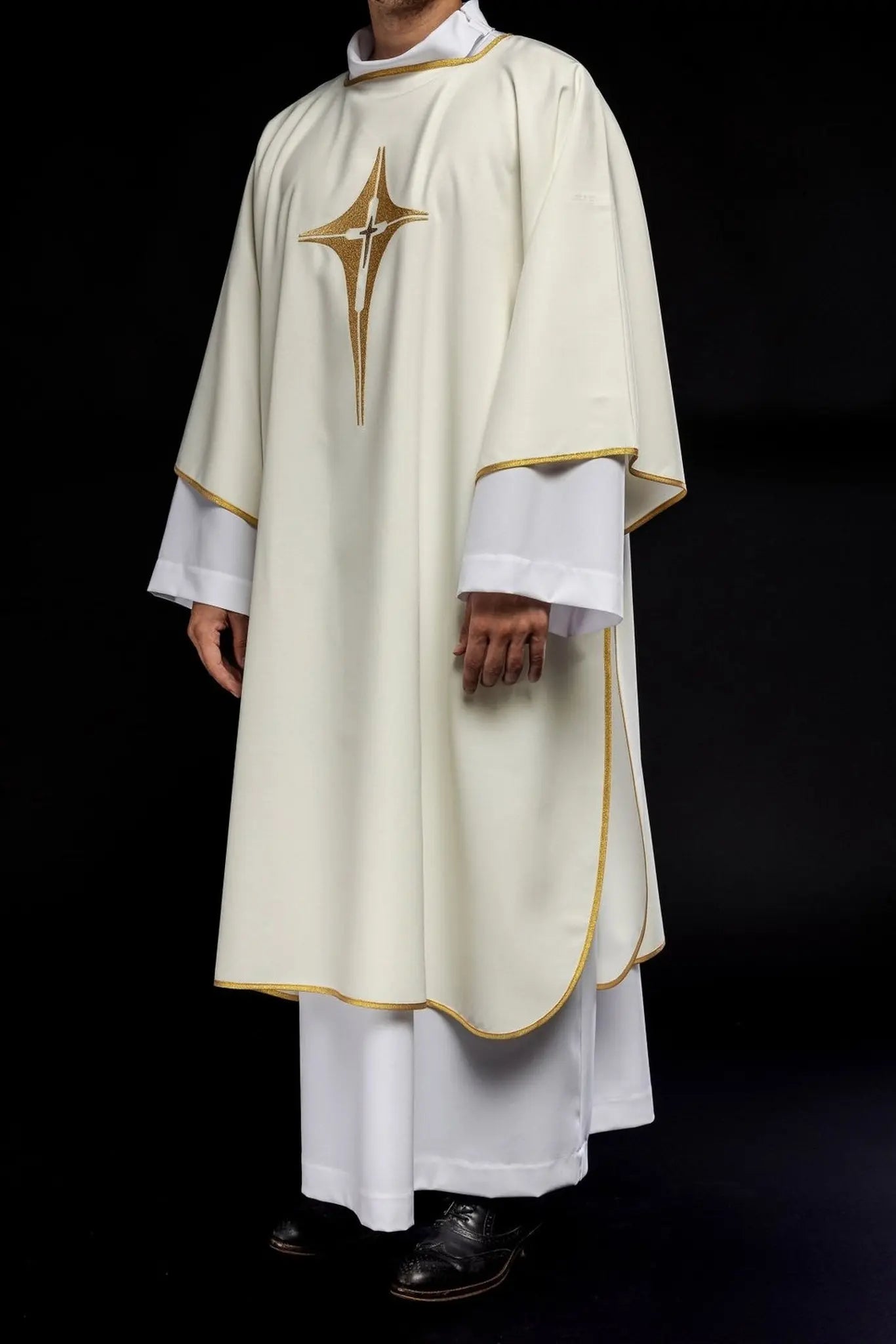 Dalmatique avec croix dorée brodée en écru