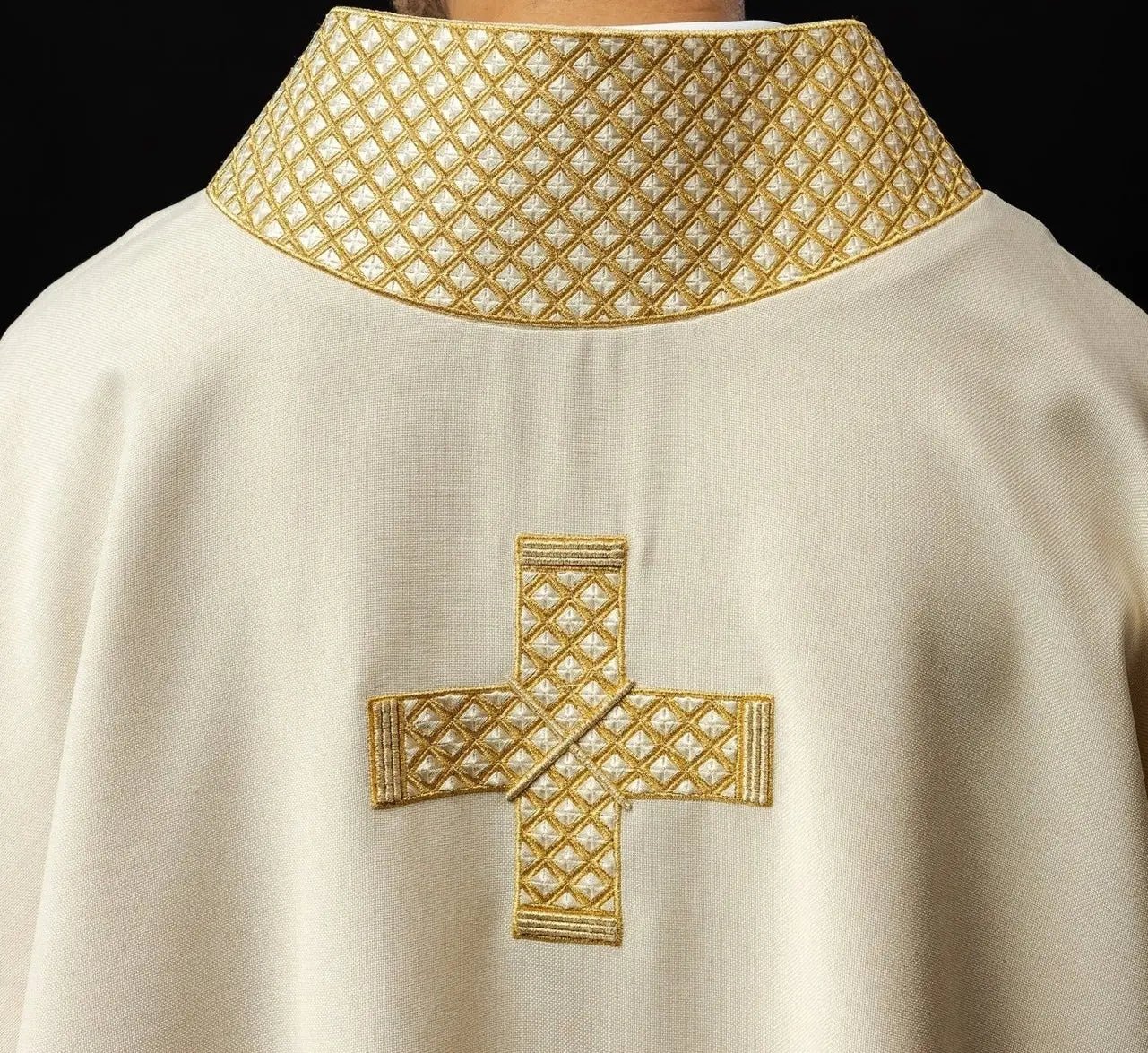 Dalmatique avec croix brodées et col écru