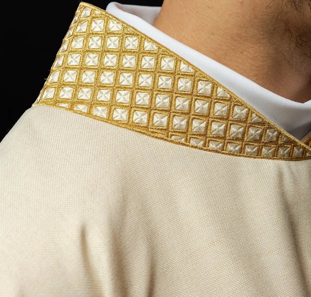 Dalmatique avec croix brodées et col écru