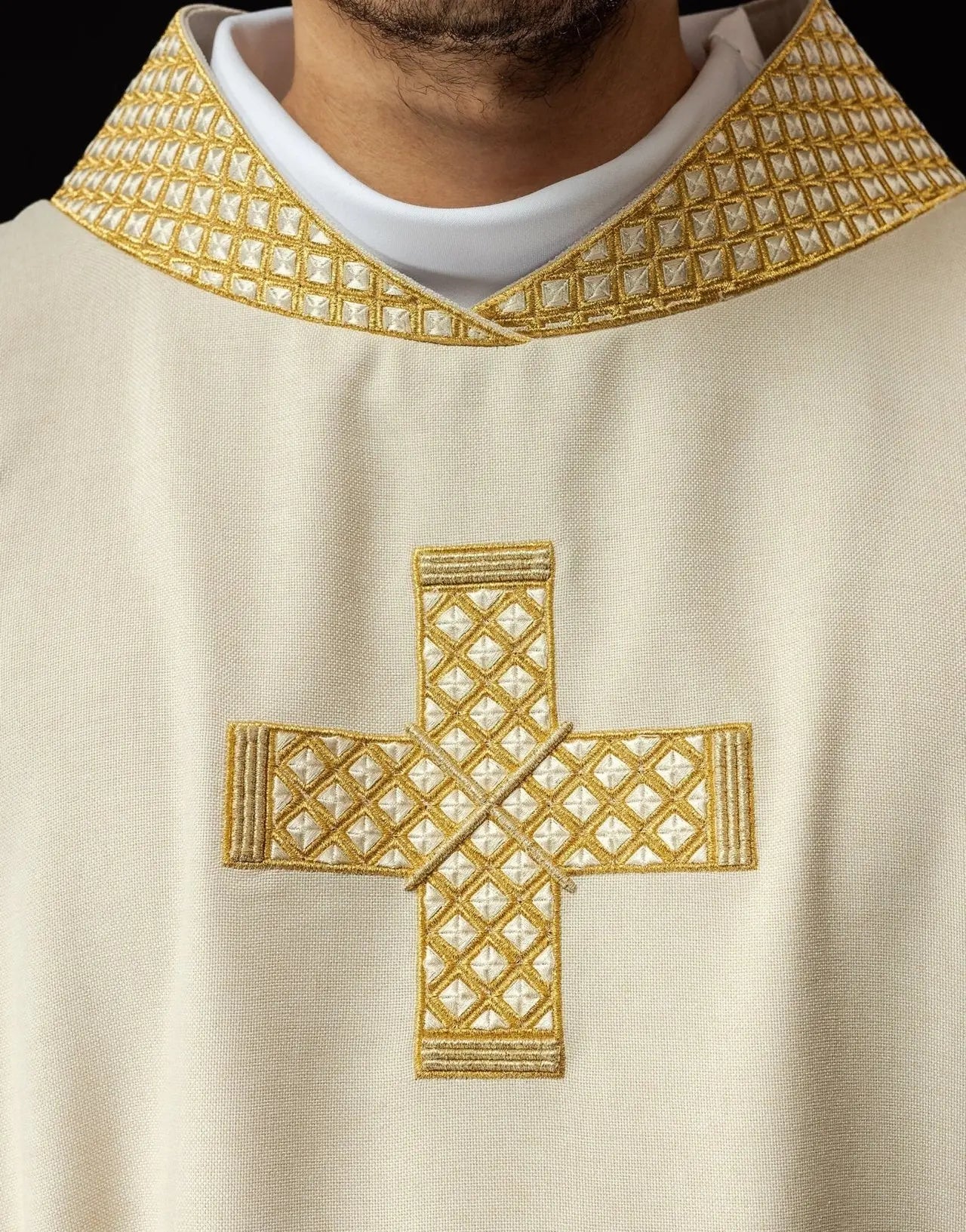 Dalmatique avec croix brodées et col écru