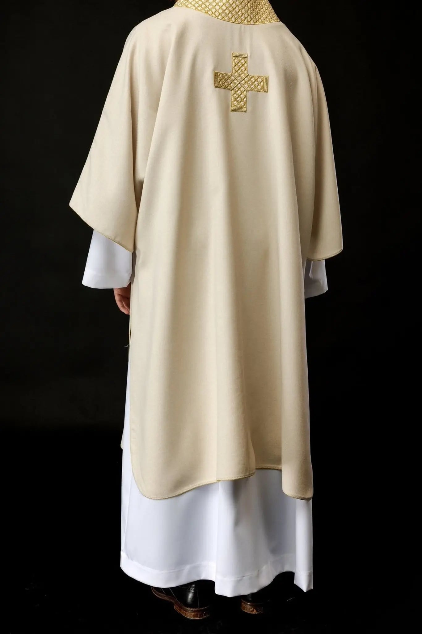 Dalmatique avec croix brodées et col écru