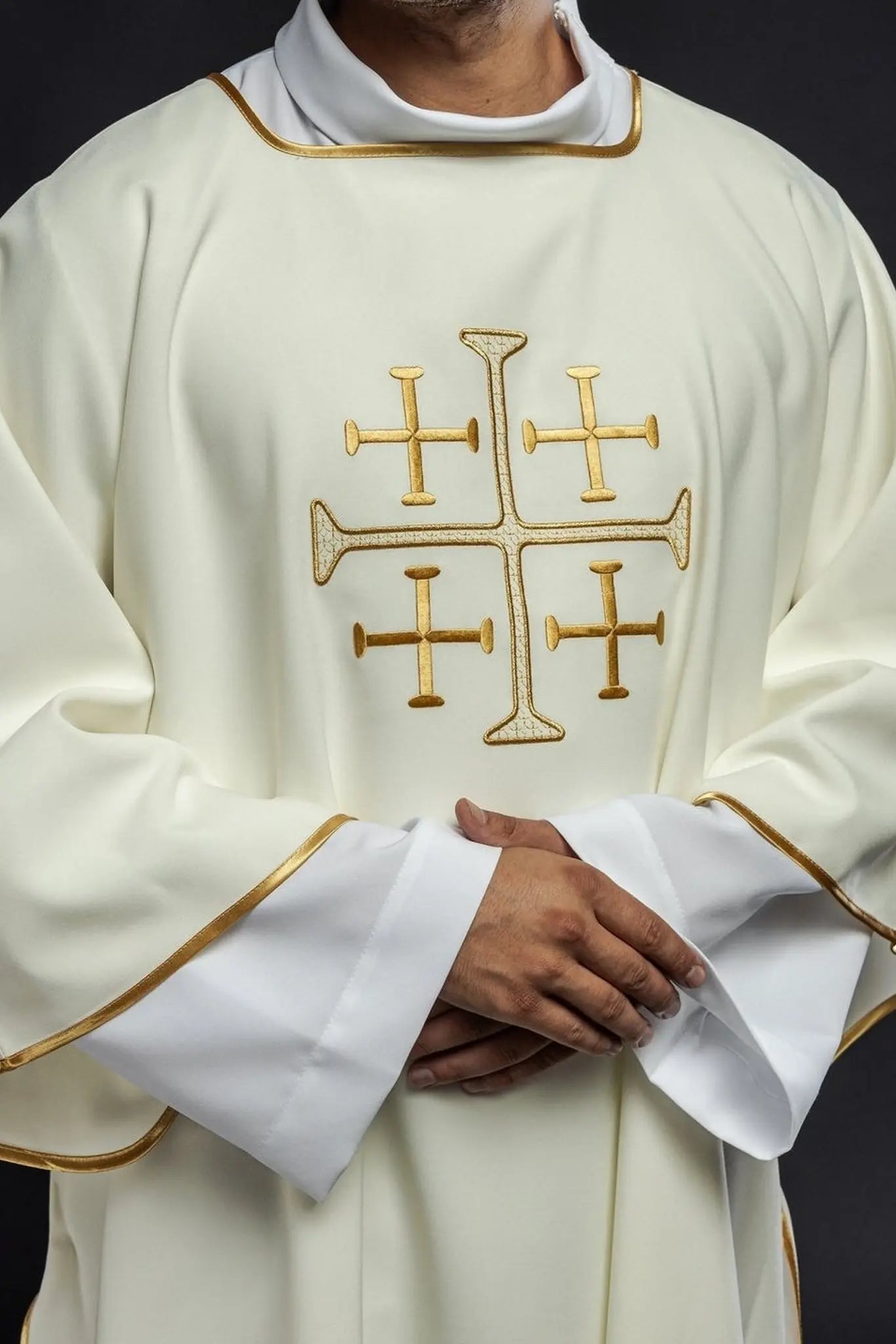 Dalmatique avec croix brodées en or écru