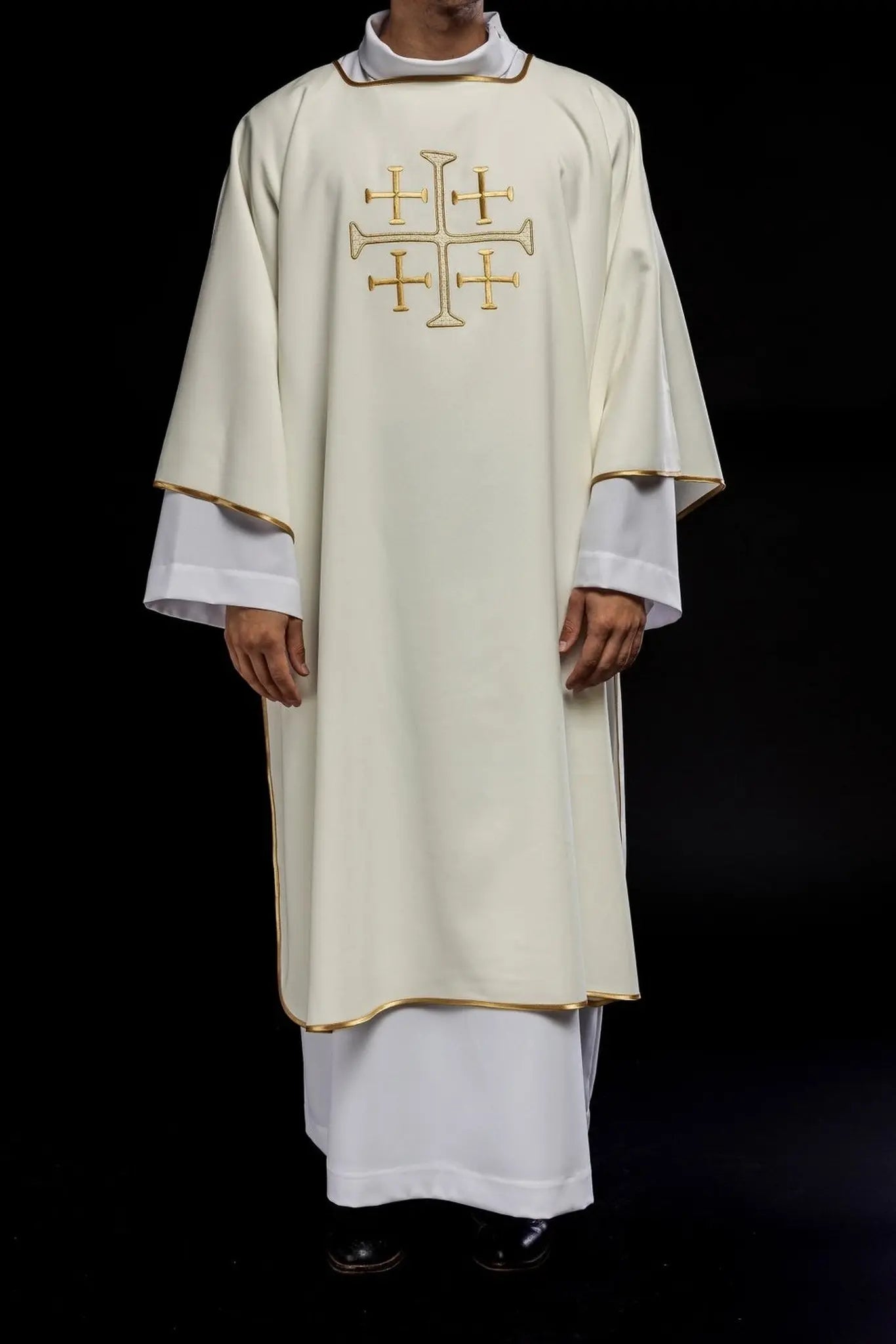 Dalmatique avec croix brodées en or écru