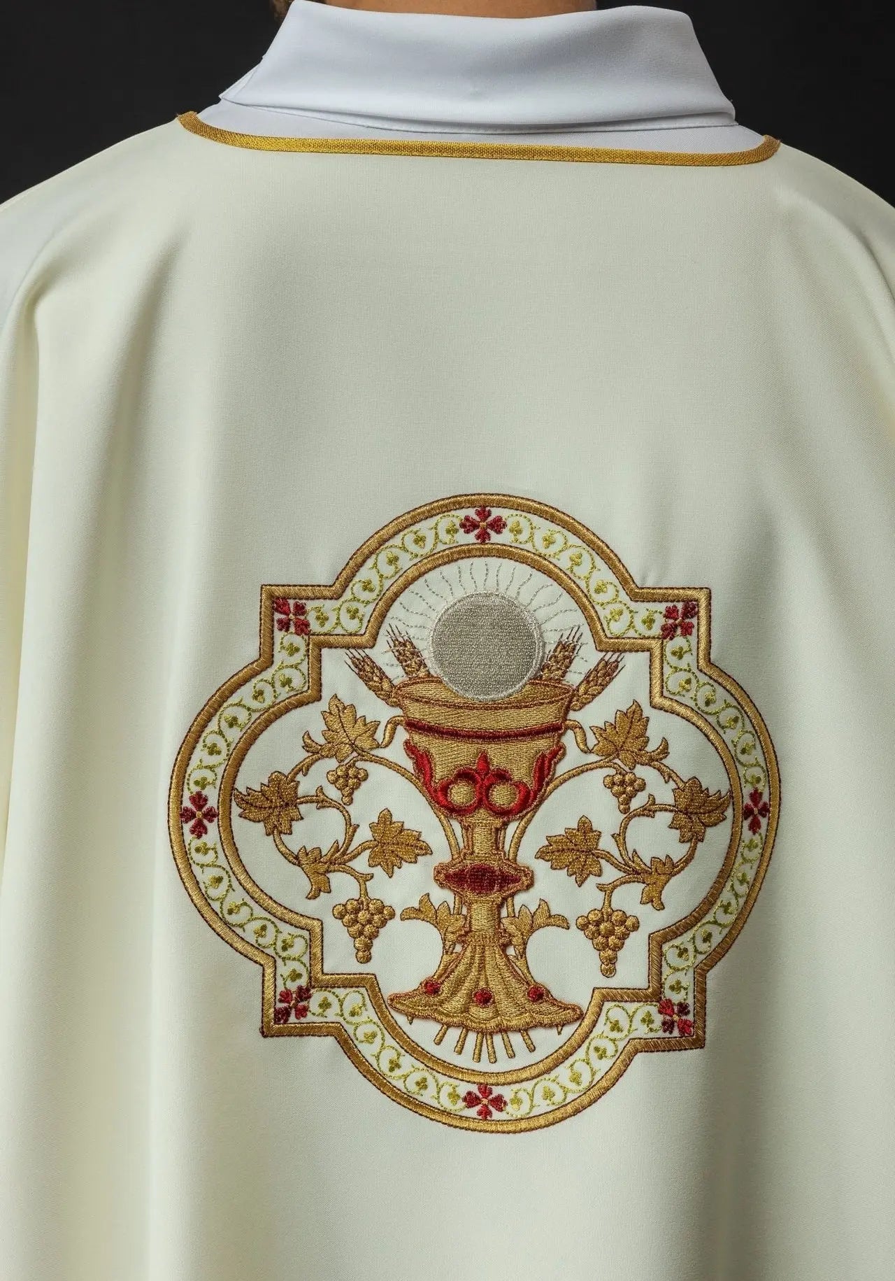 Dalmatica with the motif of the Heart of Jesus and the Eucharistic Chalice