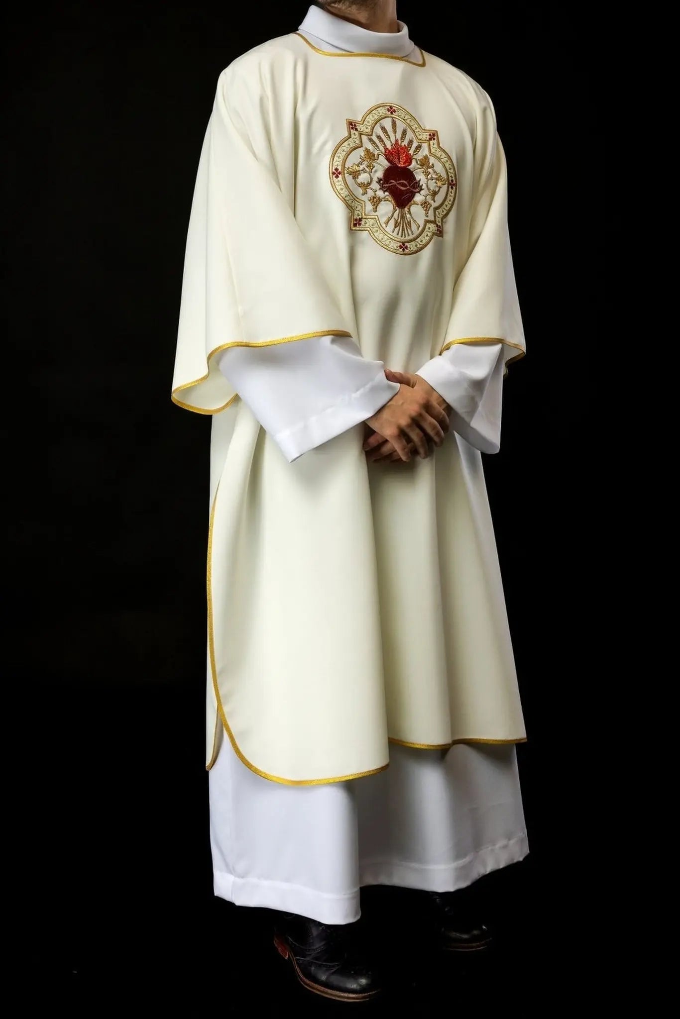 Dalmatique avec le motif du Cœur de Jésus et du Calice Eucharistique
