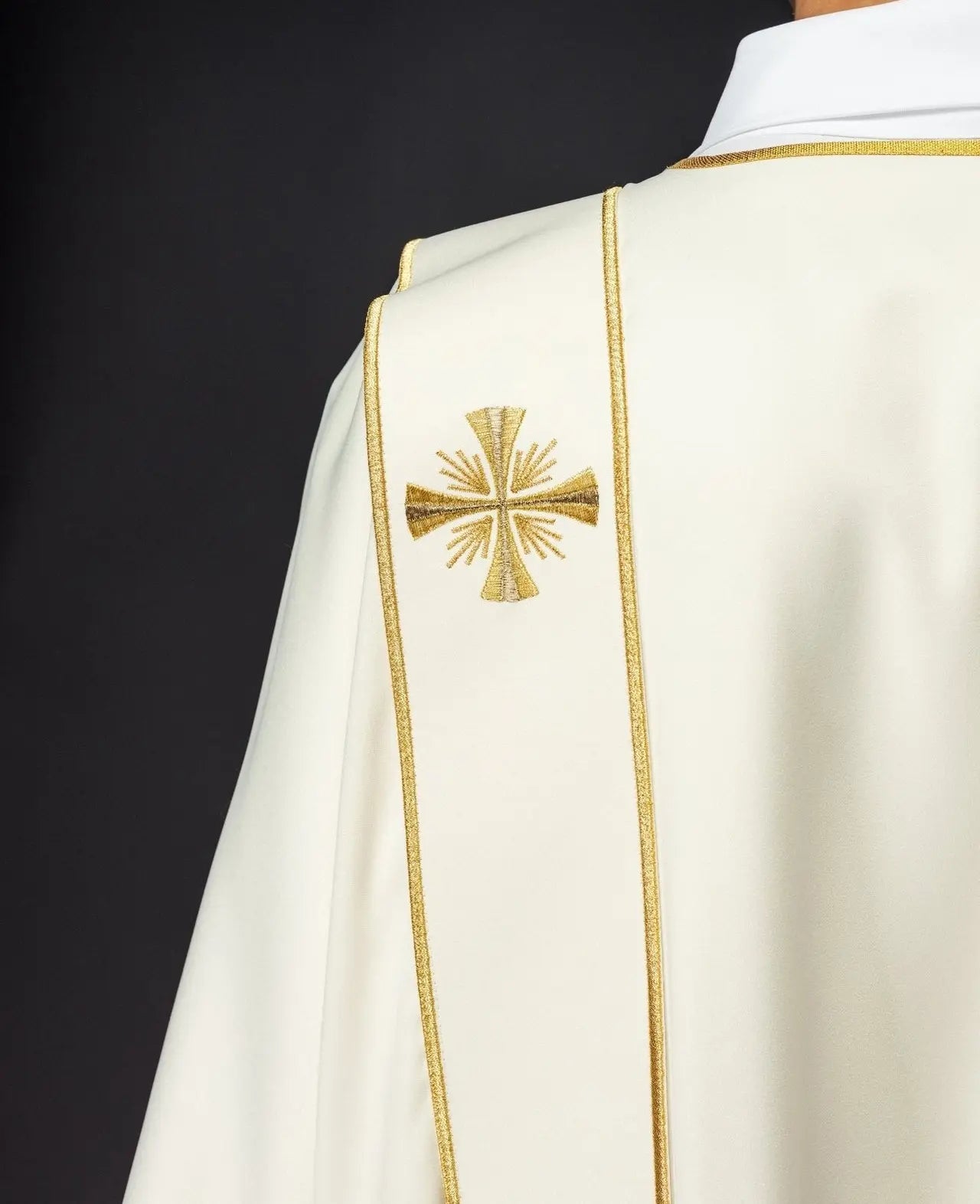 Dalmatique avec bandes et croix dorées brodées en écru