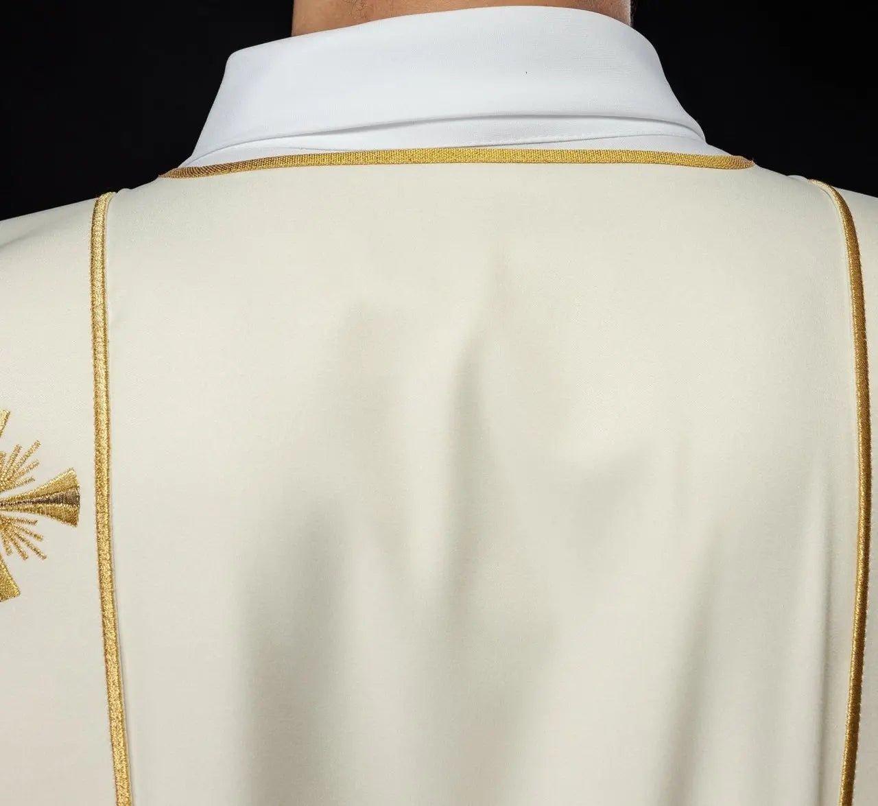 Dalmatique avec bandes et croix dorées brodées en écru