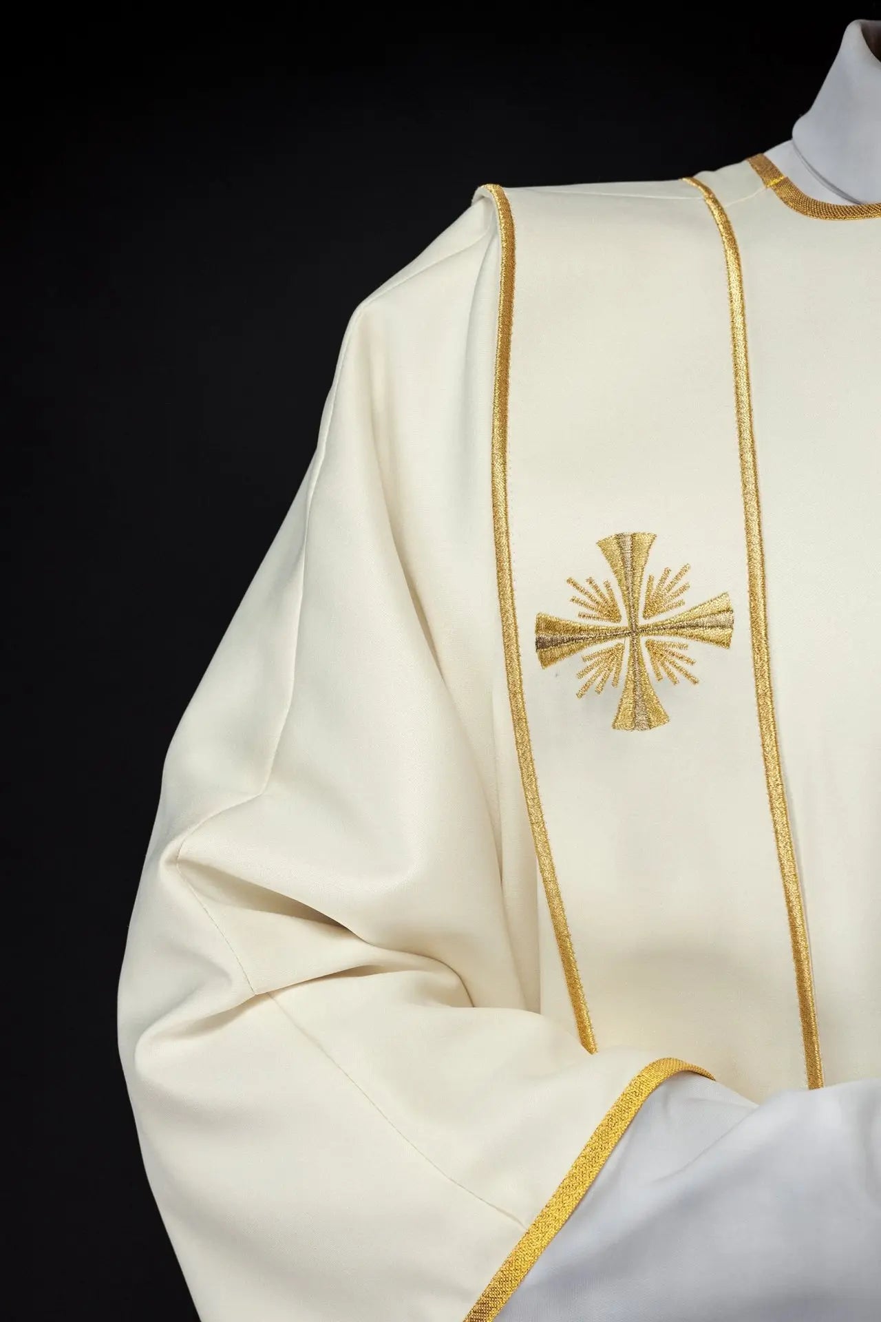 Dalmatique avec bandes et croix dorées brodées en écru