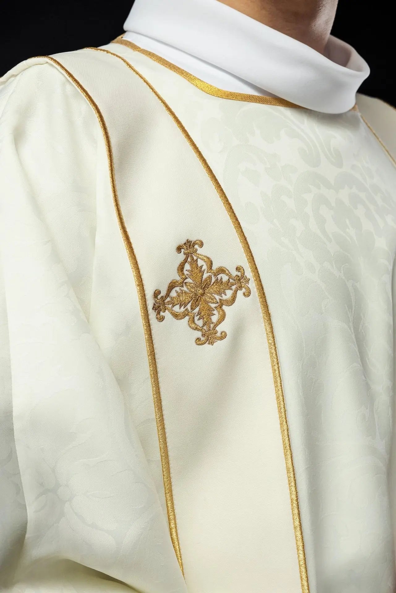 Dalmatiques avec bandes et croix brodées en or sur jacquard écru