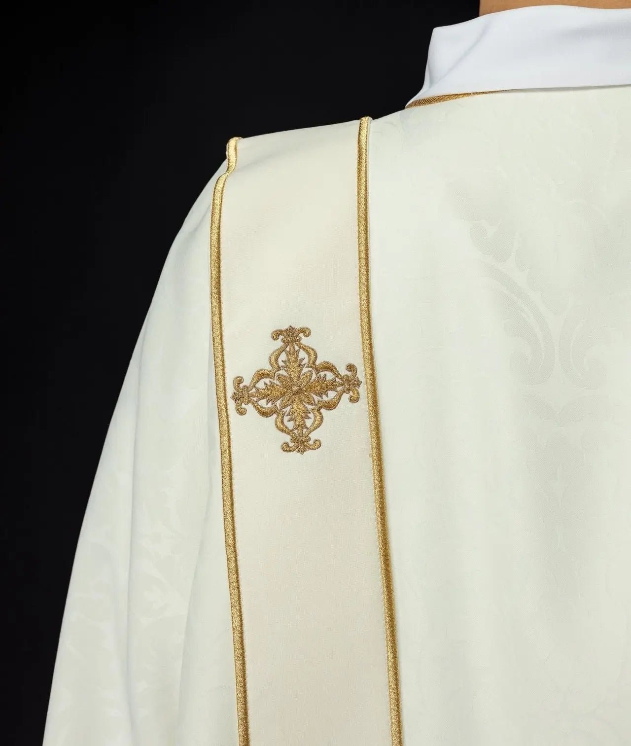Dalmatiques avec bandes et croix brodées en or sur jacquard écru