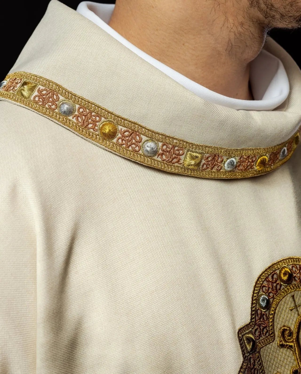 Dalmatique avec symbole IHS et col écru