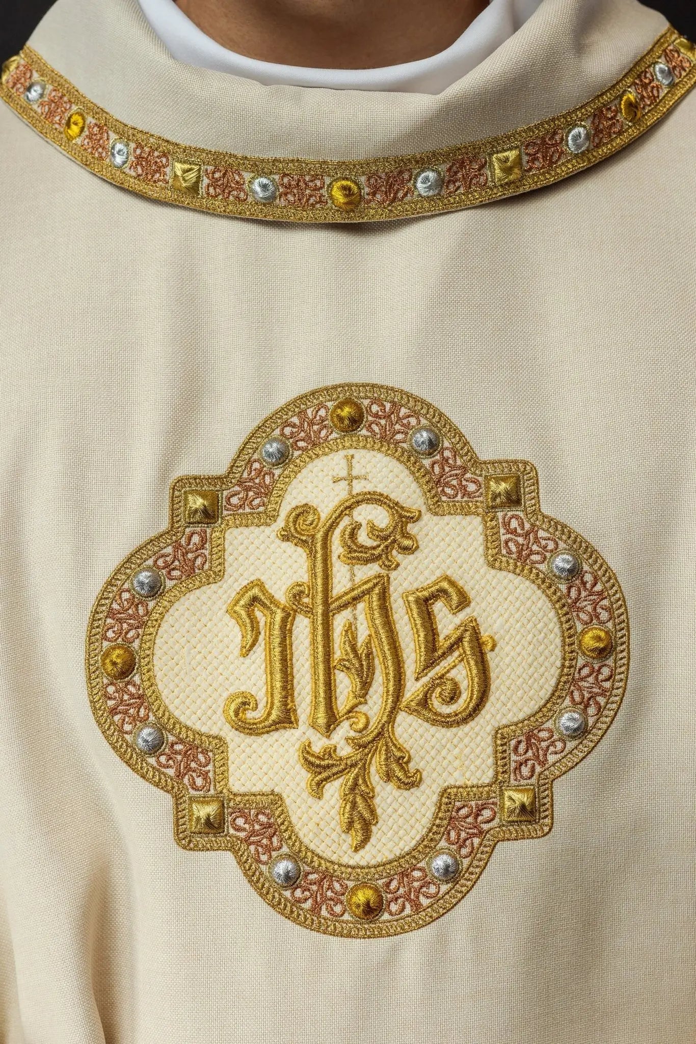 Dalmatique avec symbole IHS et col écru