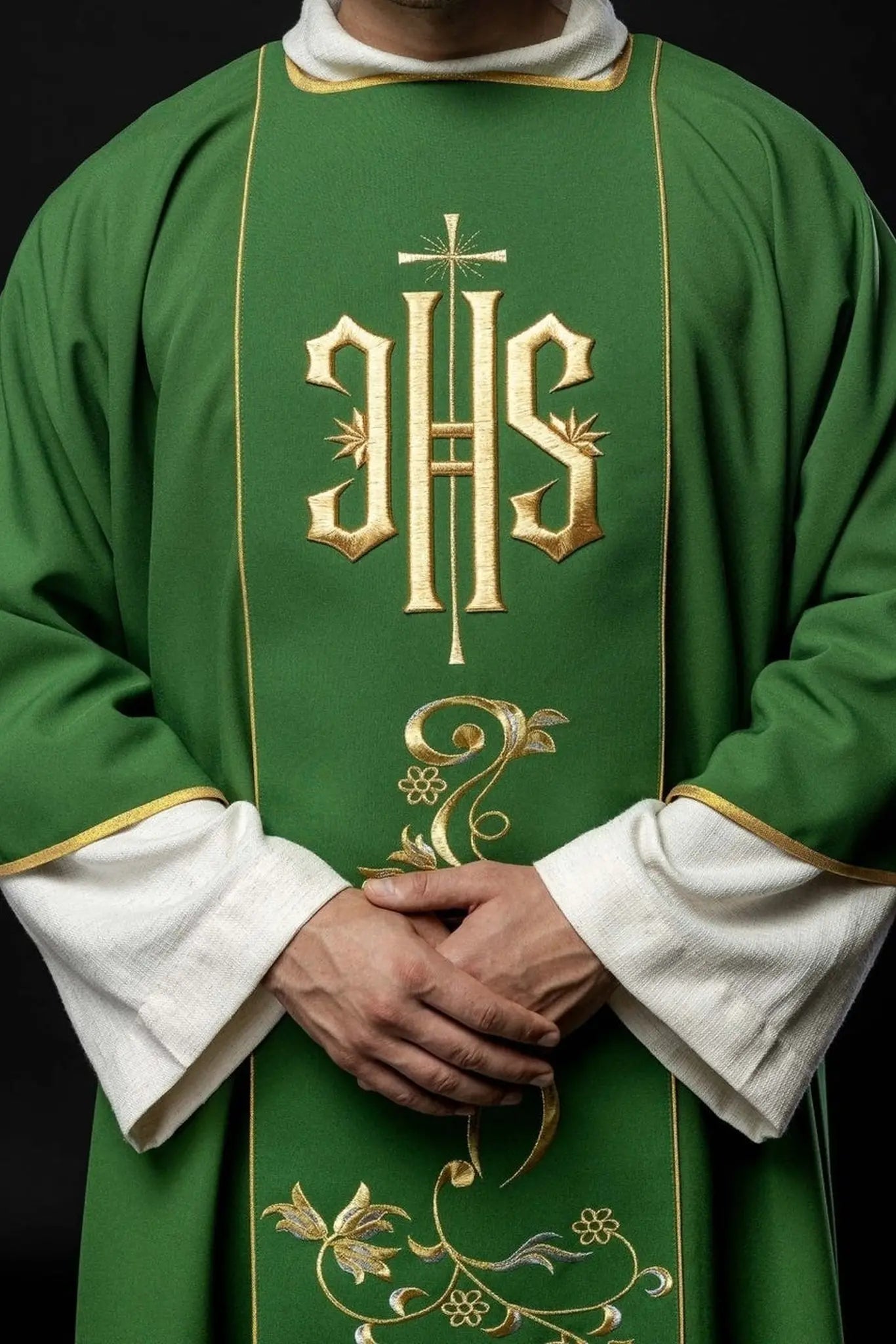 Dalmatique verte avec bande brodée IHS
