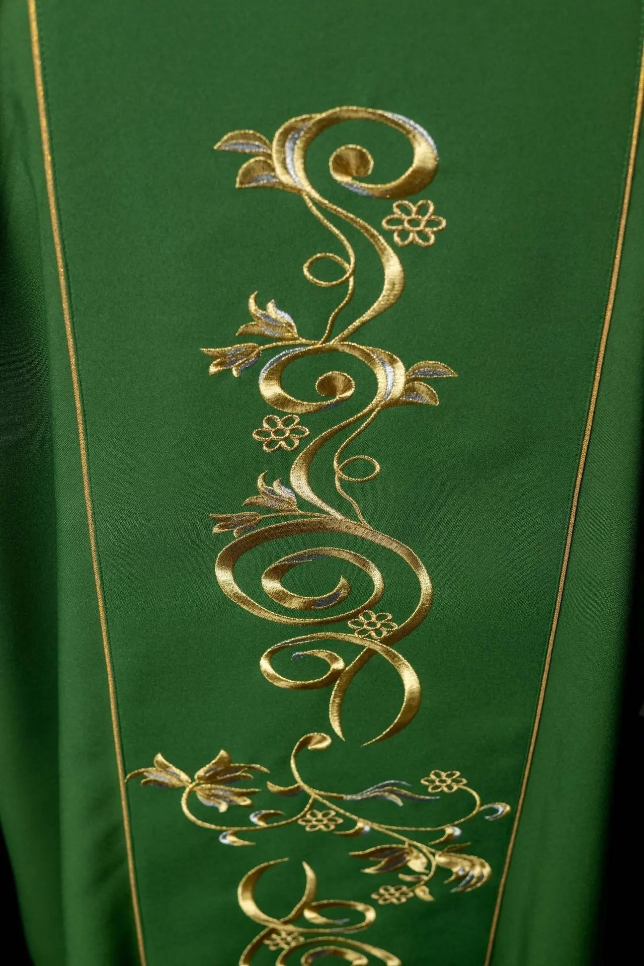 Dalmatique verte avec bande brodée IHS