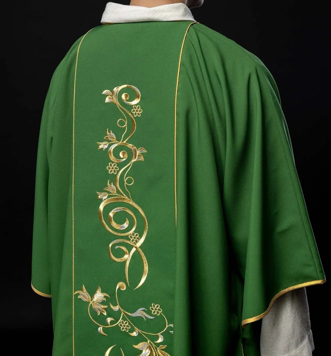 Dalmatique verte avec bande brodée IHS