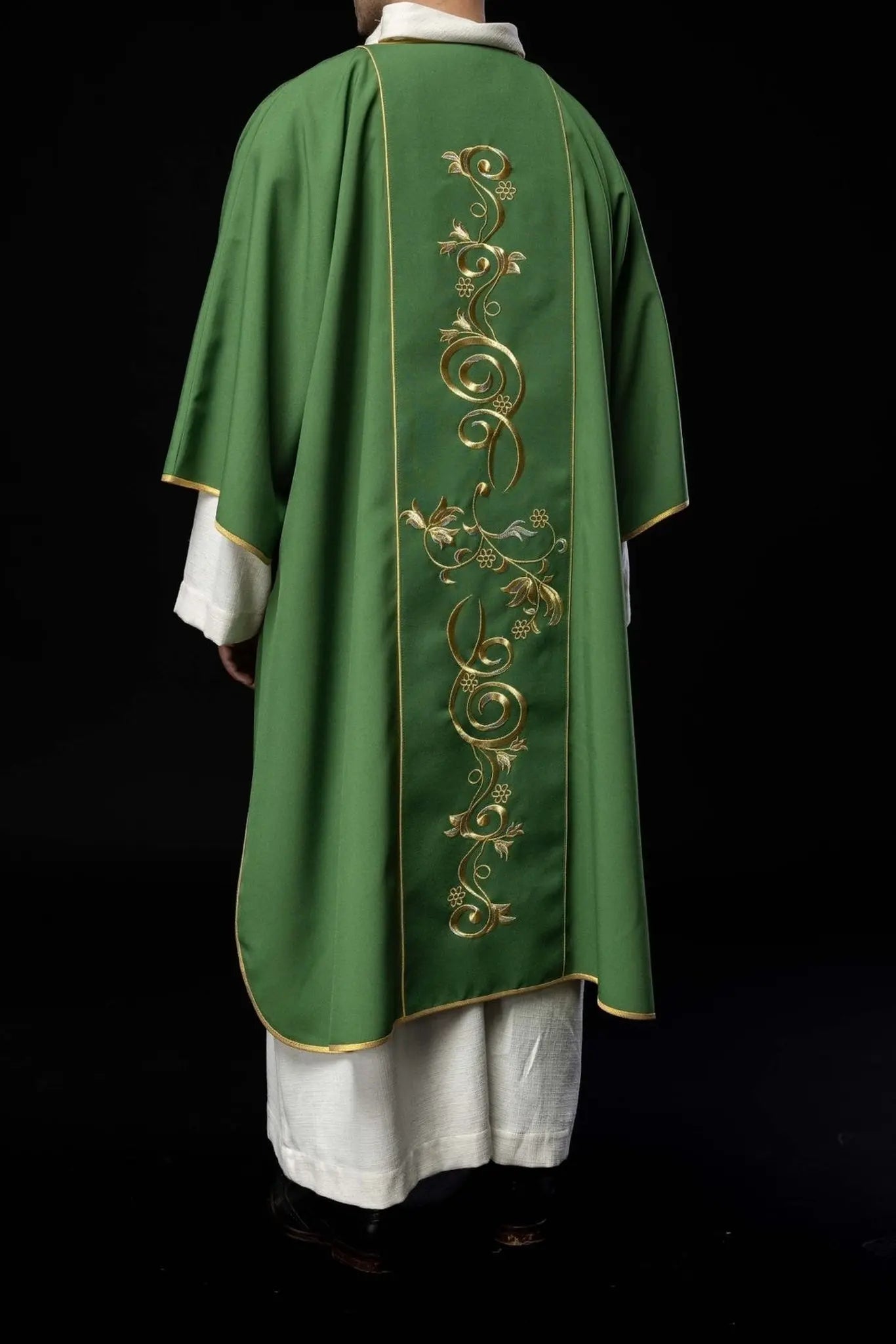 Dalmatique verte avec bande brodée IHS