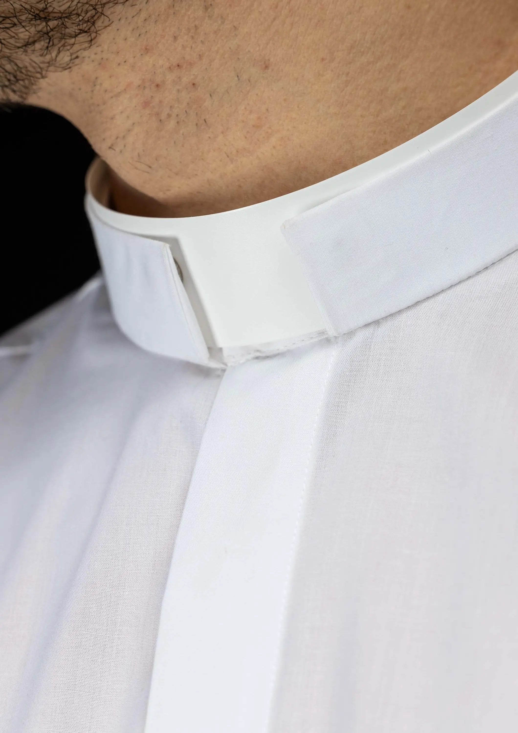 Chemise ecclésiastique romaine blanche à manches longues avec patte de col