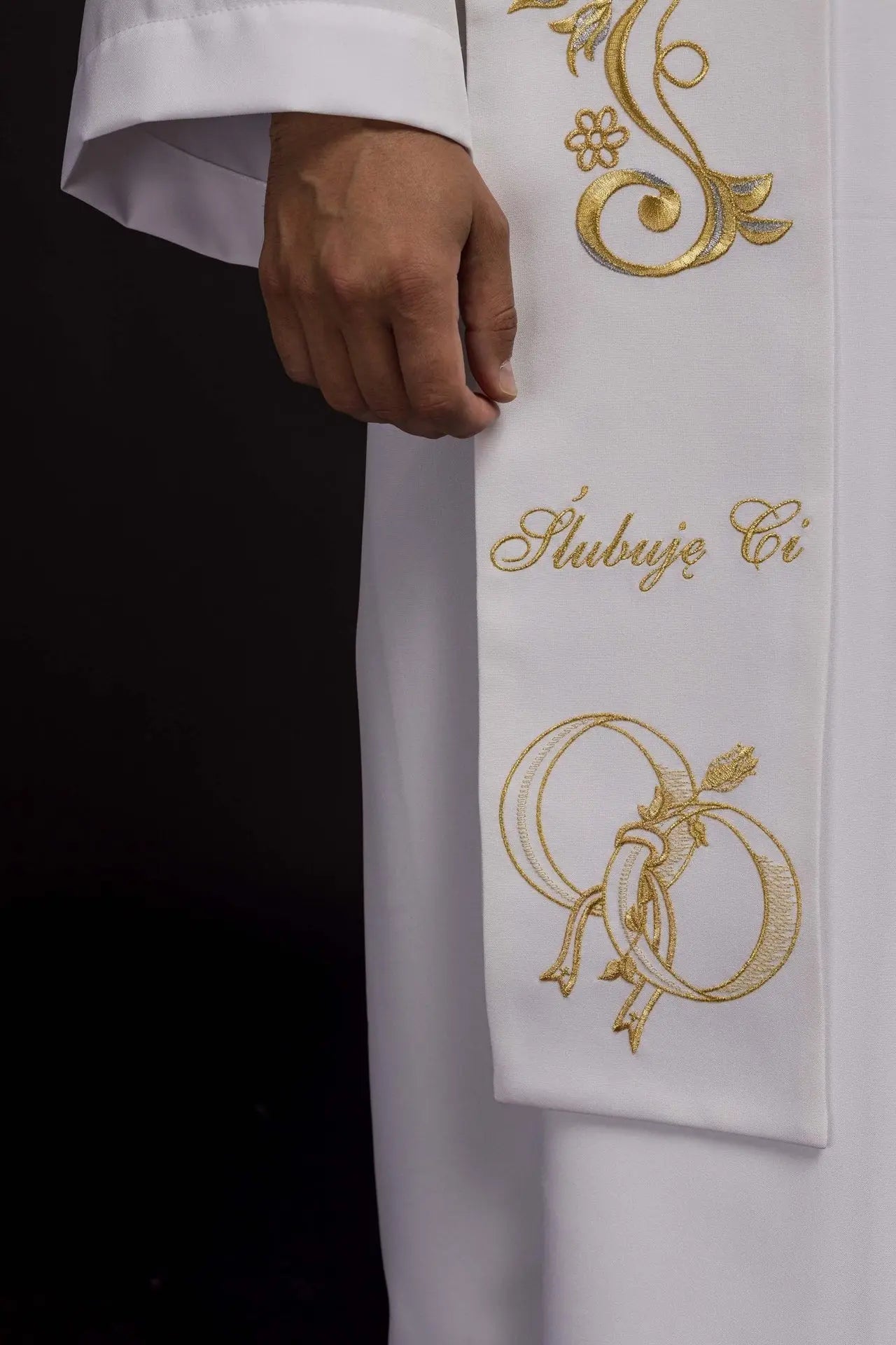 Longue étole de mariage brodée en blanc