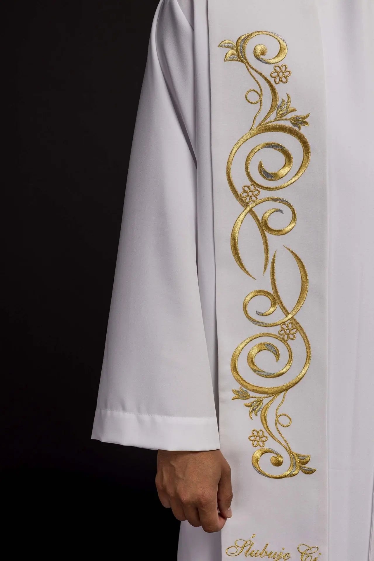 Longue étole de mariage brodée en blanc