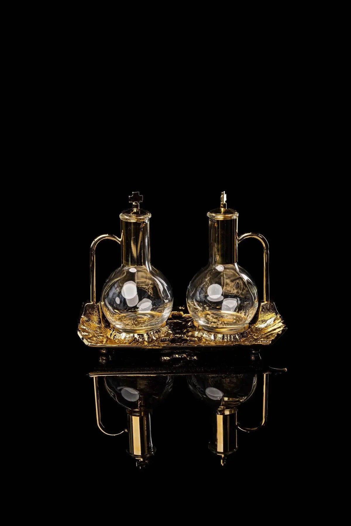 Dorées, burettes liturgiques pour le vin et l’eau avec plateau plaqué or, vue de face