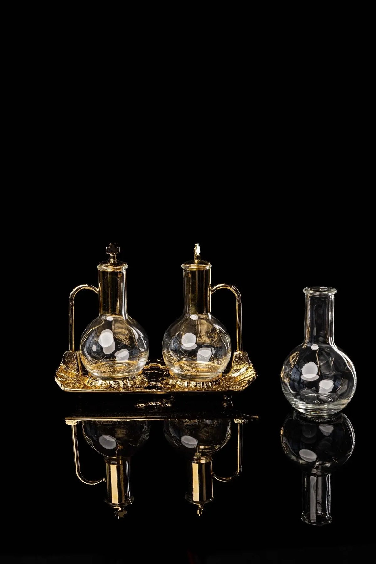 Dorées, burettes liturgiques avec plateau plaqué or, vue avec une burette séparée