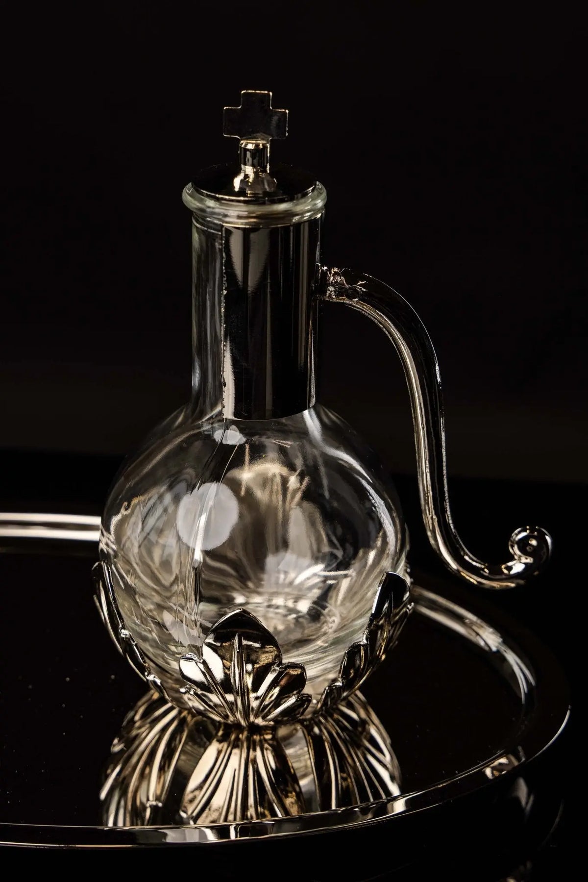 Argentée, burette liturgique avec plateau, croix sur le couvercle et motifs floraux, vue de côté