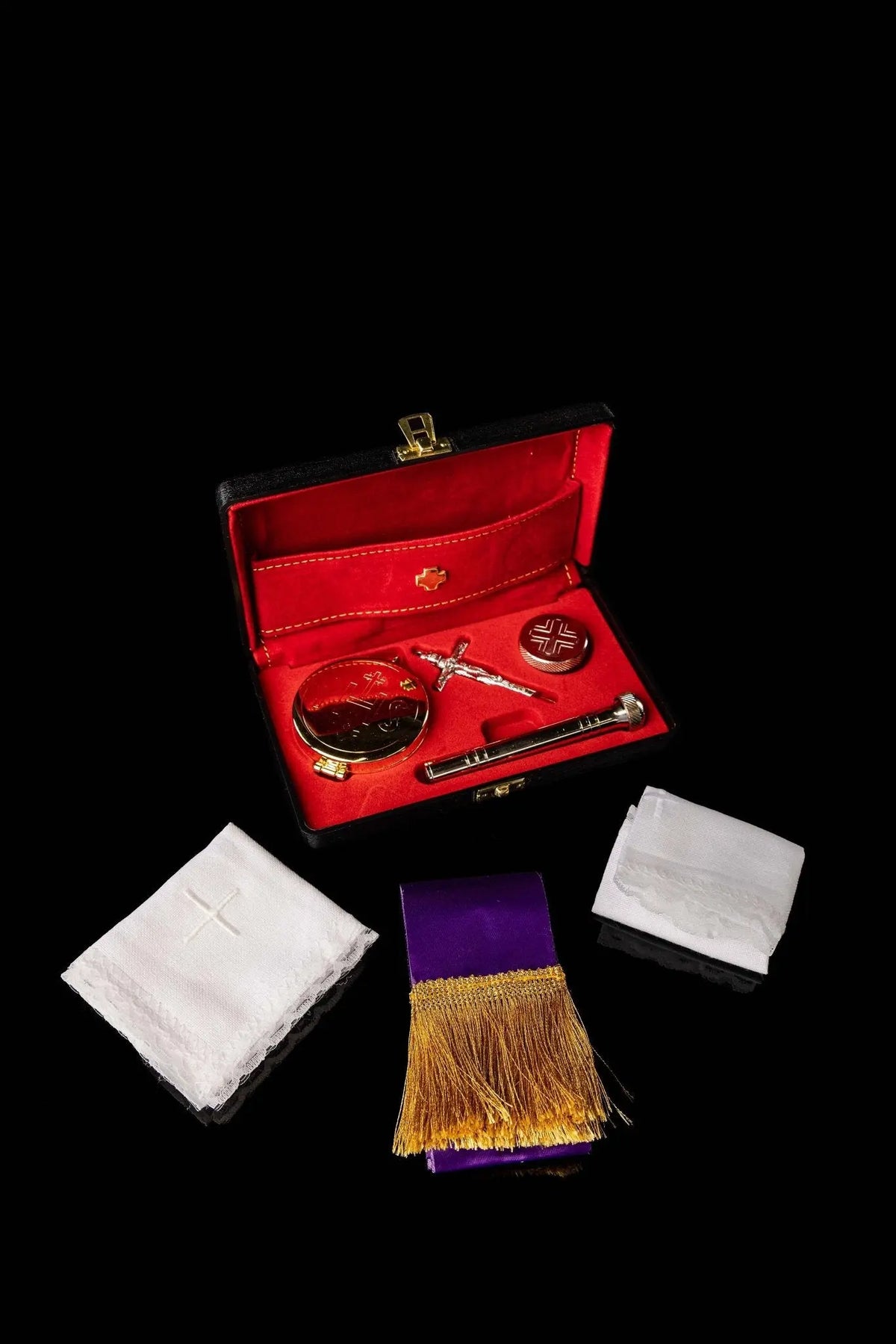 Rouge bourse liturgique avec équipement, accessoires et linges, vue ouverte