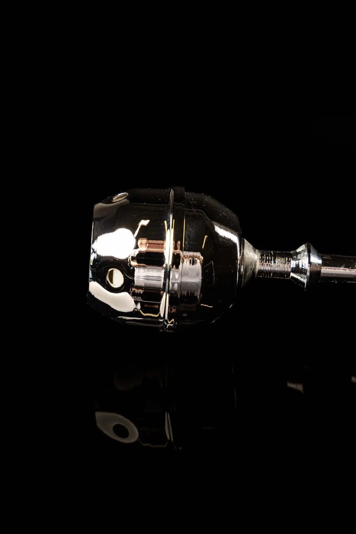 Goupillon métallique argenté, tête bombée en gros plan