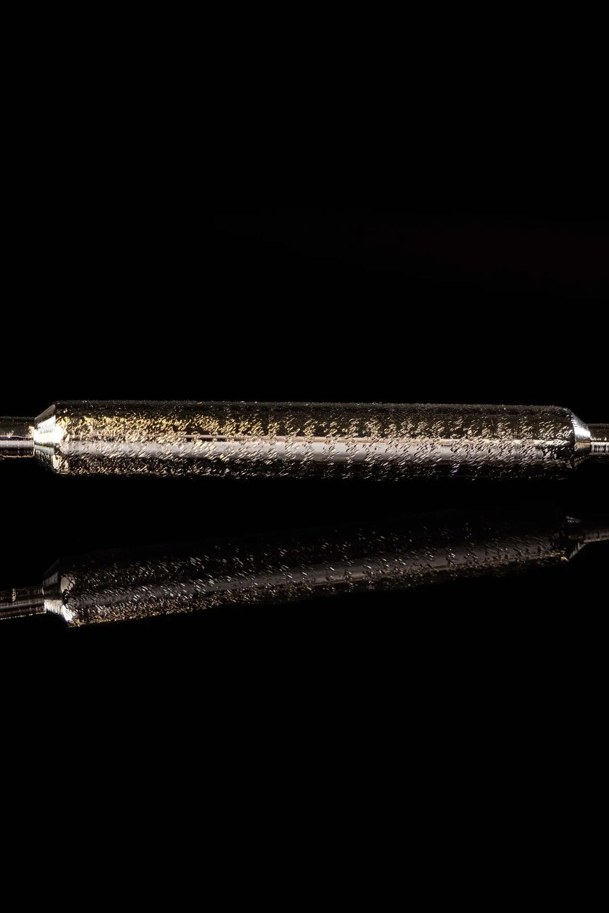 Goupillon métallique argenté, détail du manche texturé