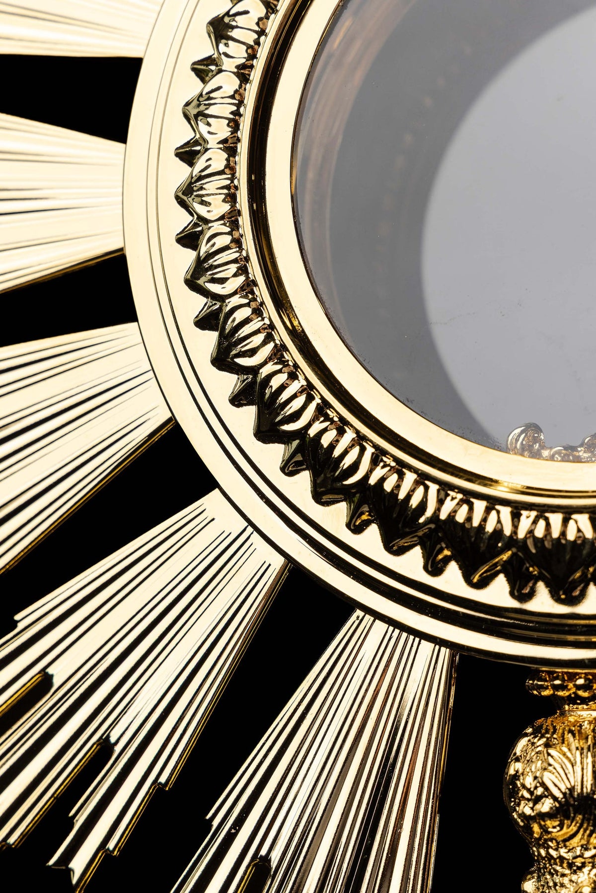 Gold-plated brass monstrance with Radiant Rays of Christ's Glory, central ray close-up