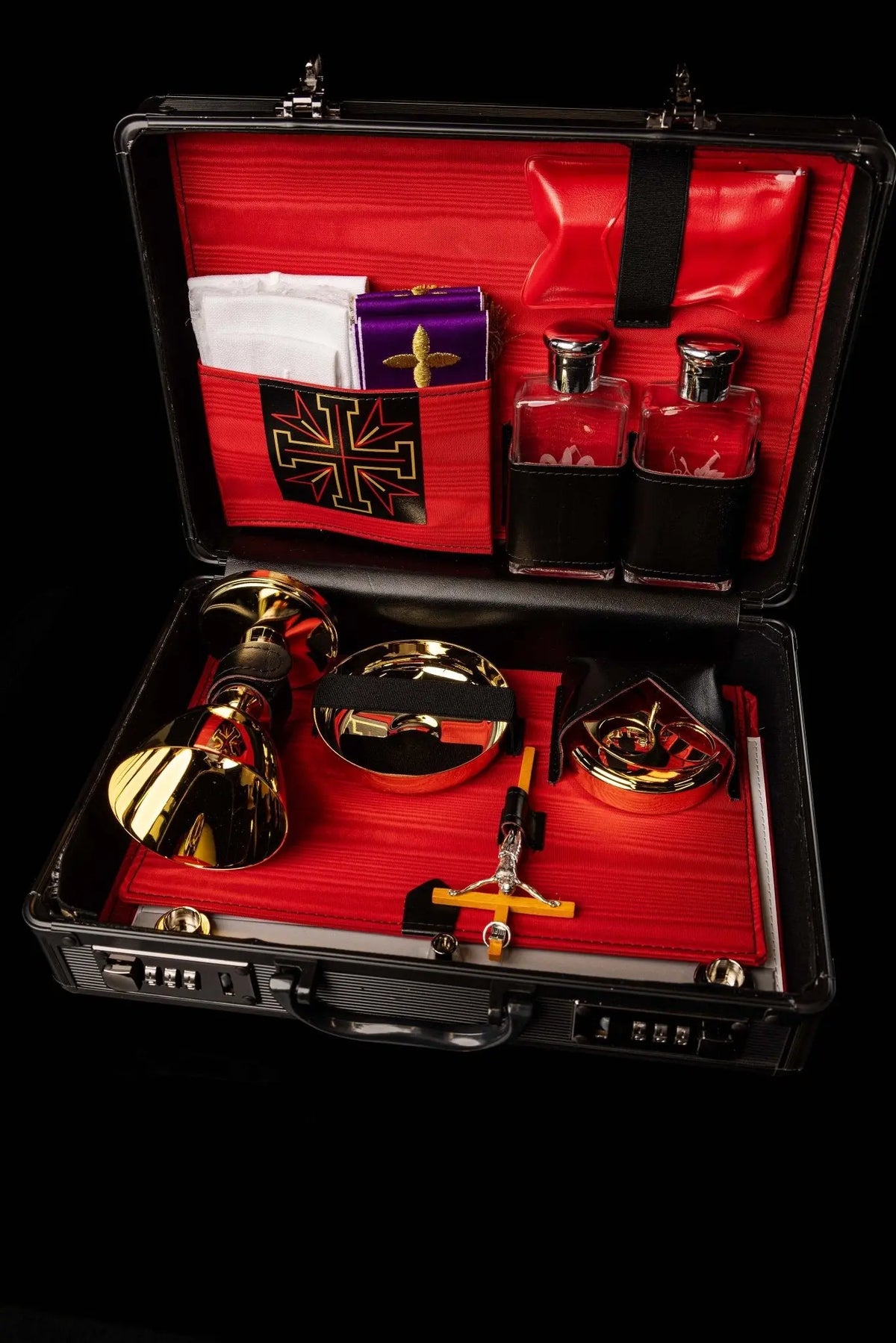 Valise-chapelle avec équipement liturgique complet rouge, croix et accessoires, vue ouverte