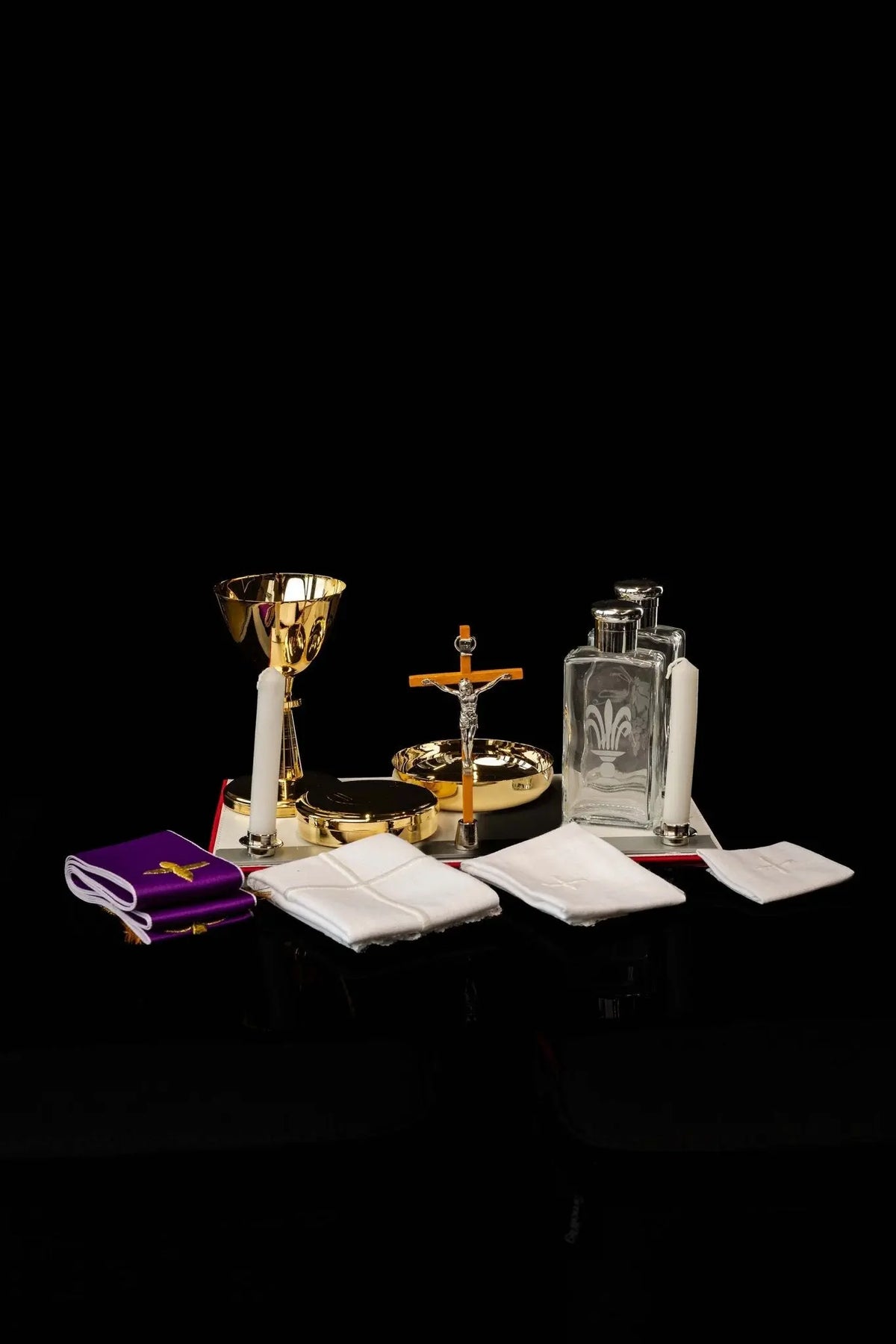 Valise-chapelle avec équipement liturgique complet, calice et linges de calice, vue d’ensemble