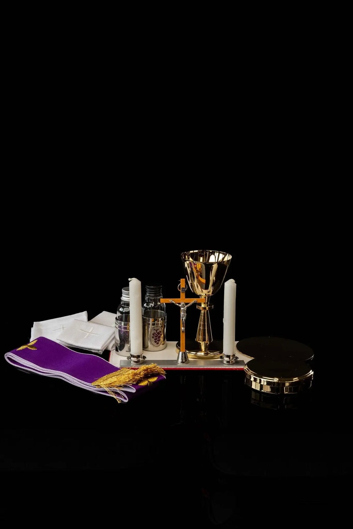 Valise de mission noire avec équipement liturgique, contenu présenté hors de la valise