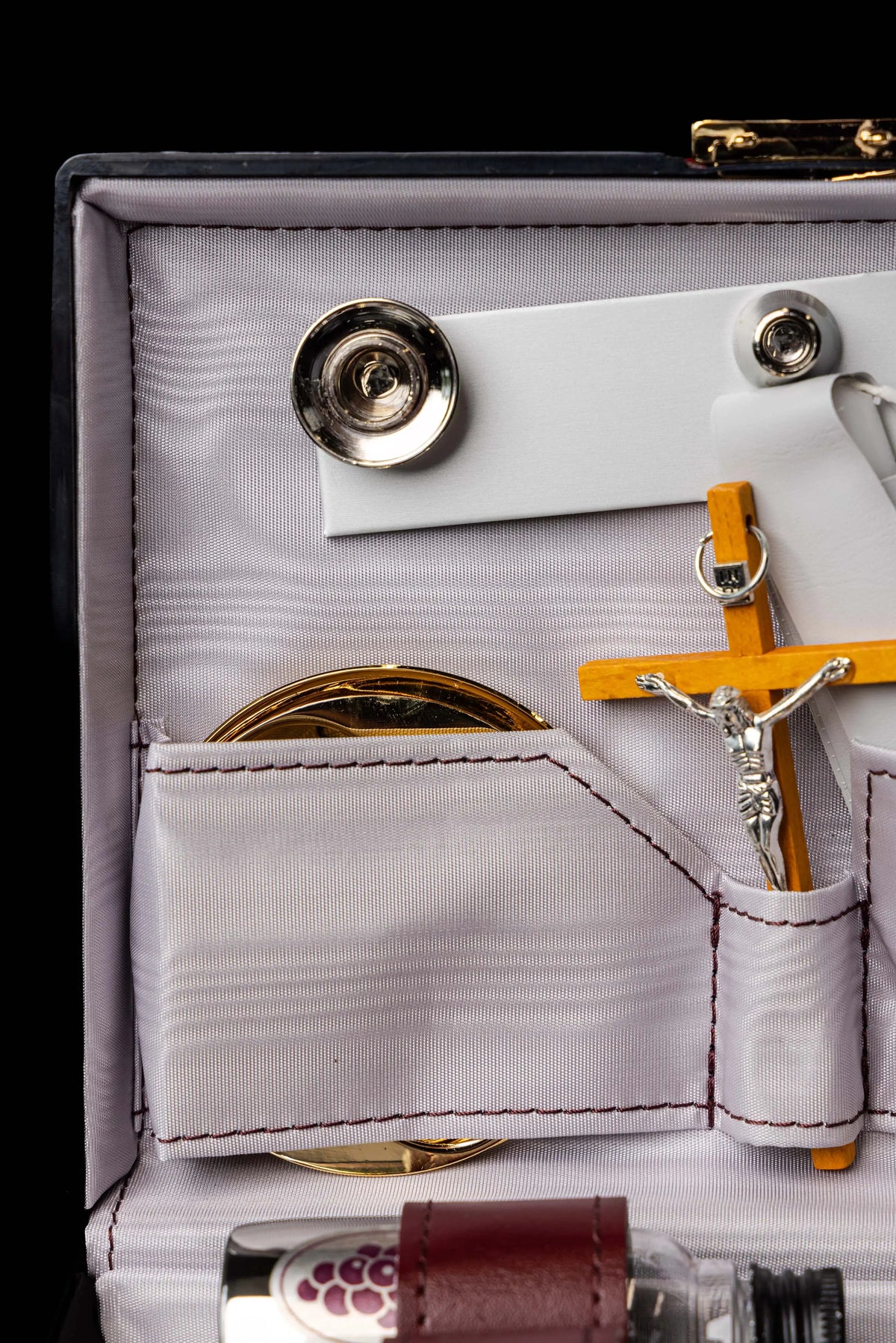 Valise liturgique de mission avec calice et croix, gros plan de la partie supérieure