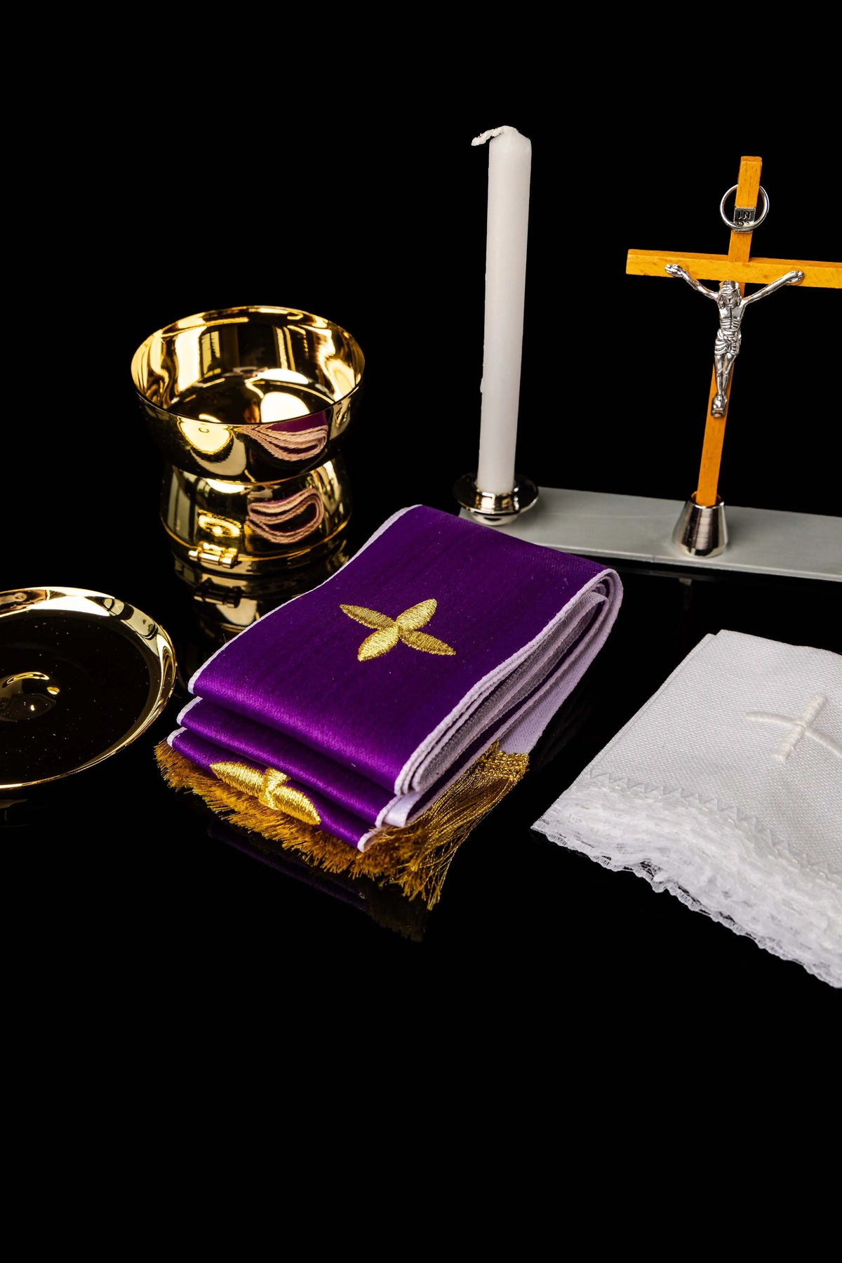 Valise liturgique de mission avec étole violette, calice, croix et bougies, vue d’ensemble