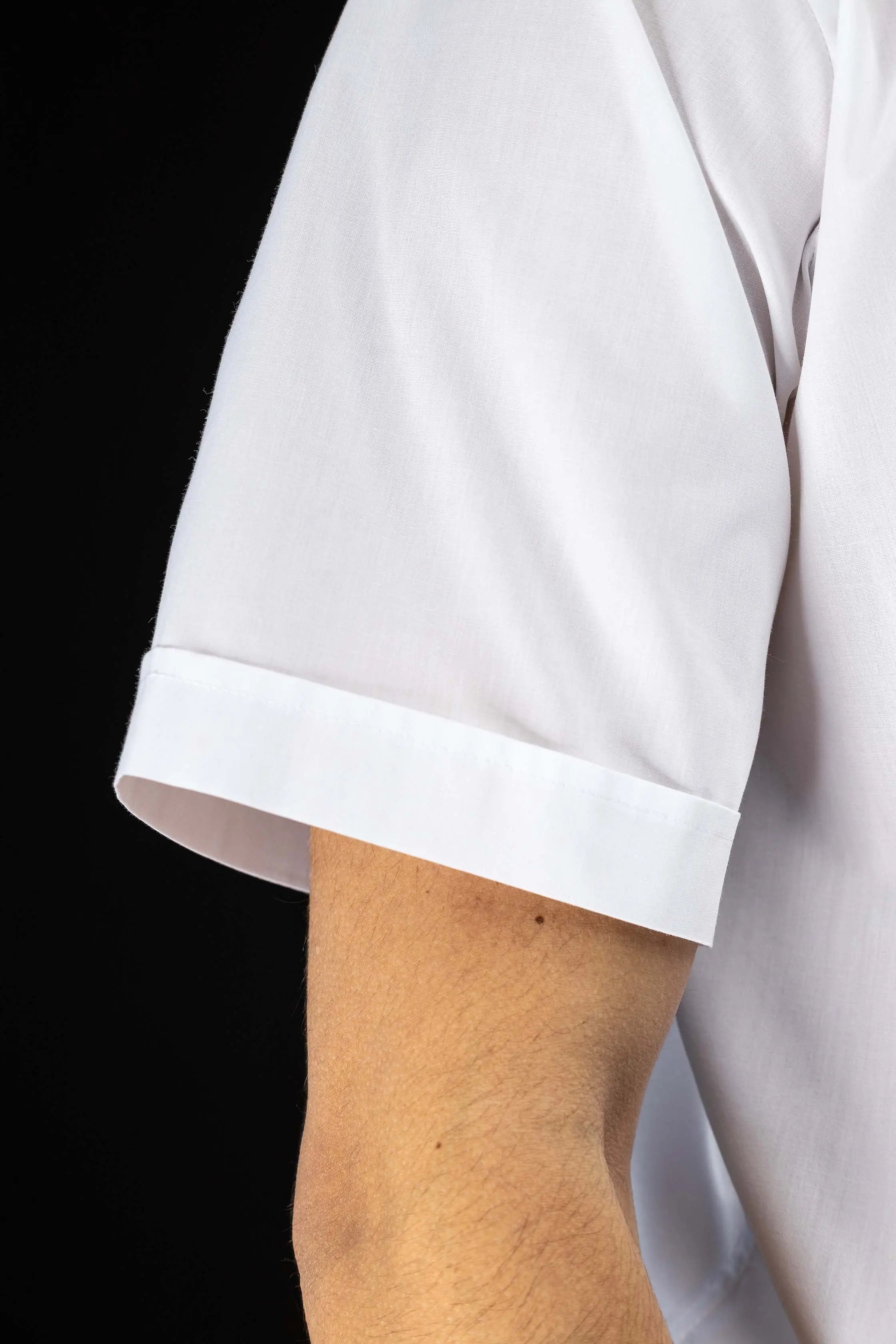 Chemise ecclésiastique blanche à manches courtes avec patte de col