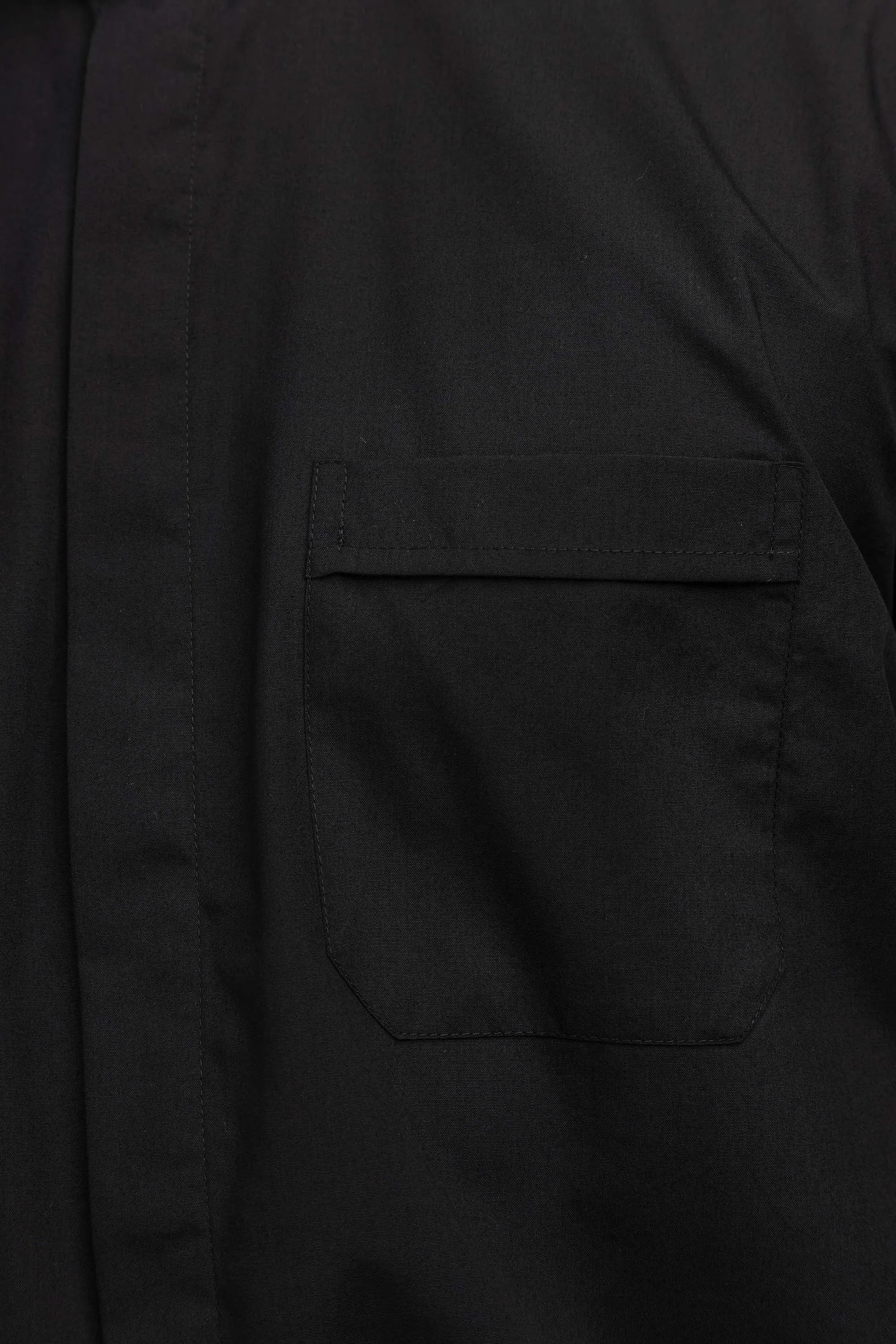 Chemise ecclésiastique romaine noire à manches courtes avec patte de col