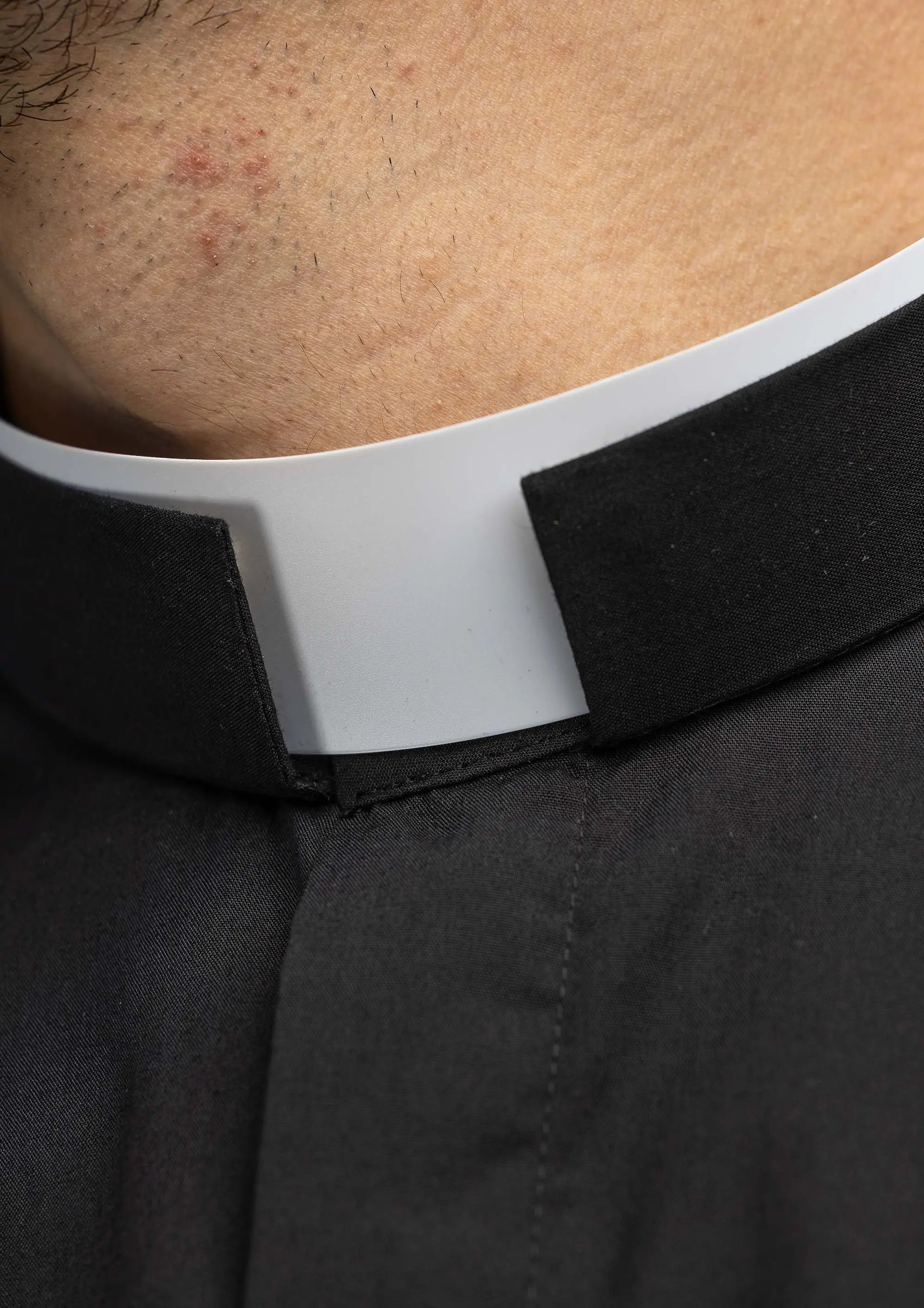 Chemise ecclésiastique romaine noire à manches courtes avec patte de col