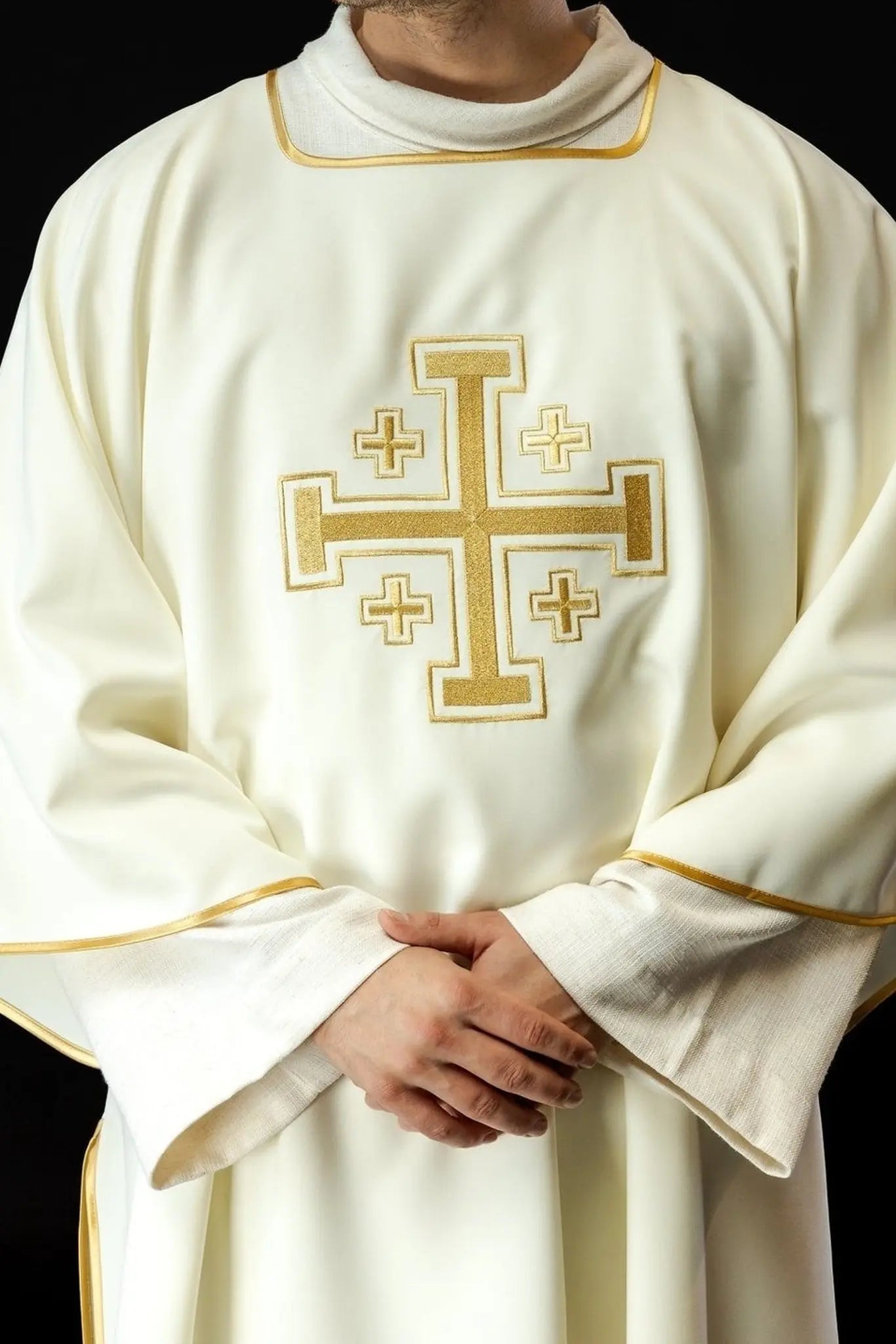 Dalmatie écrue avec croix dorées brodées