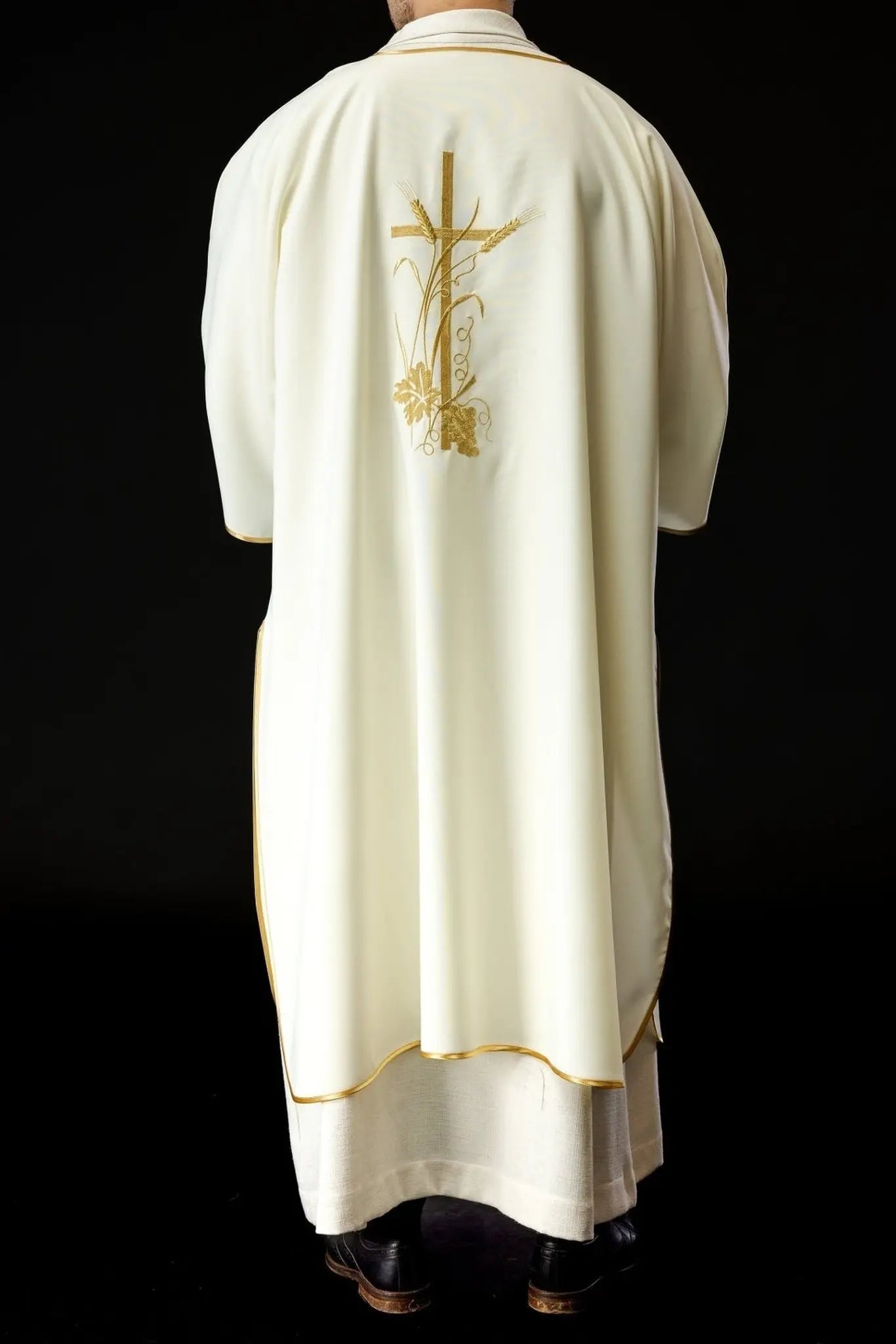 Dalmatique écrue avec broderie de croix Pax dorée