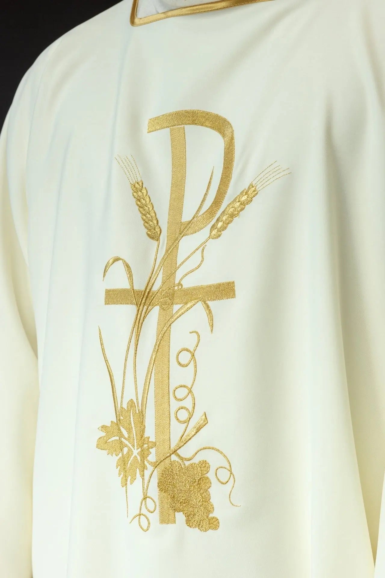 Dalmatique écrue avec broderie de croix Pax dorée