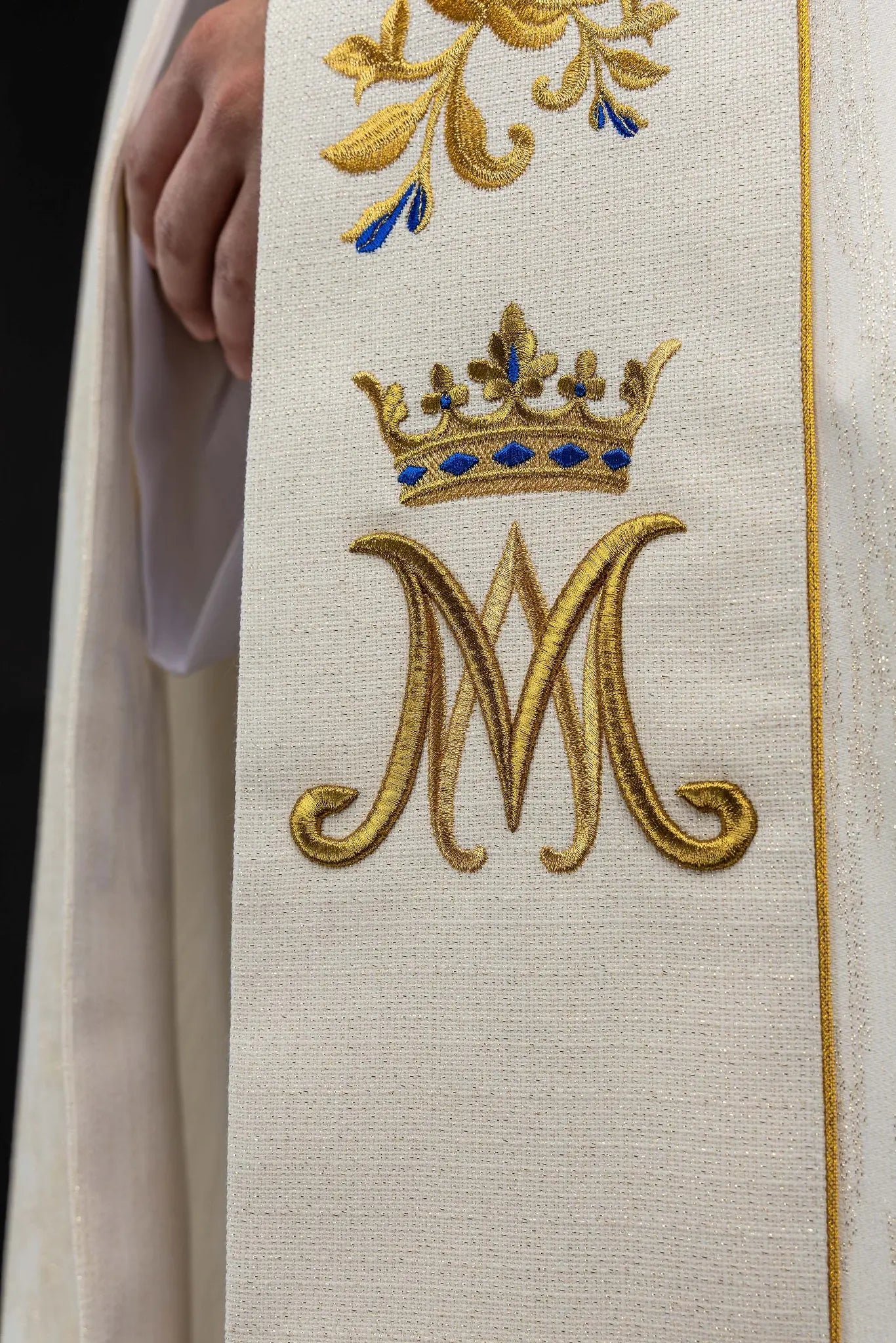 Ecru embroidered cope with Marian symbol - HAFTINA ATELIER