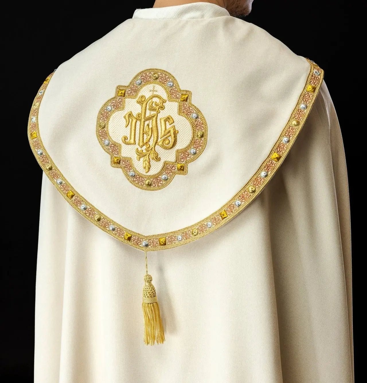 Cape liturgique écrue avec IHS doré
